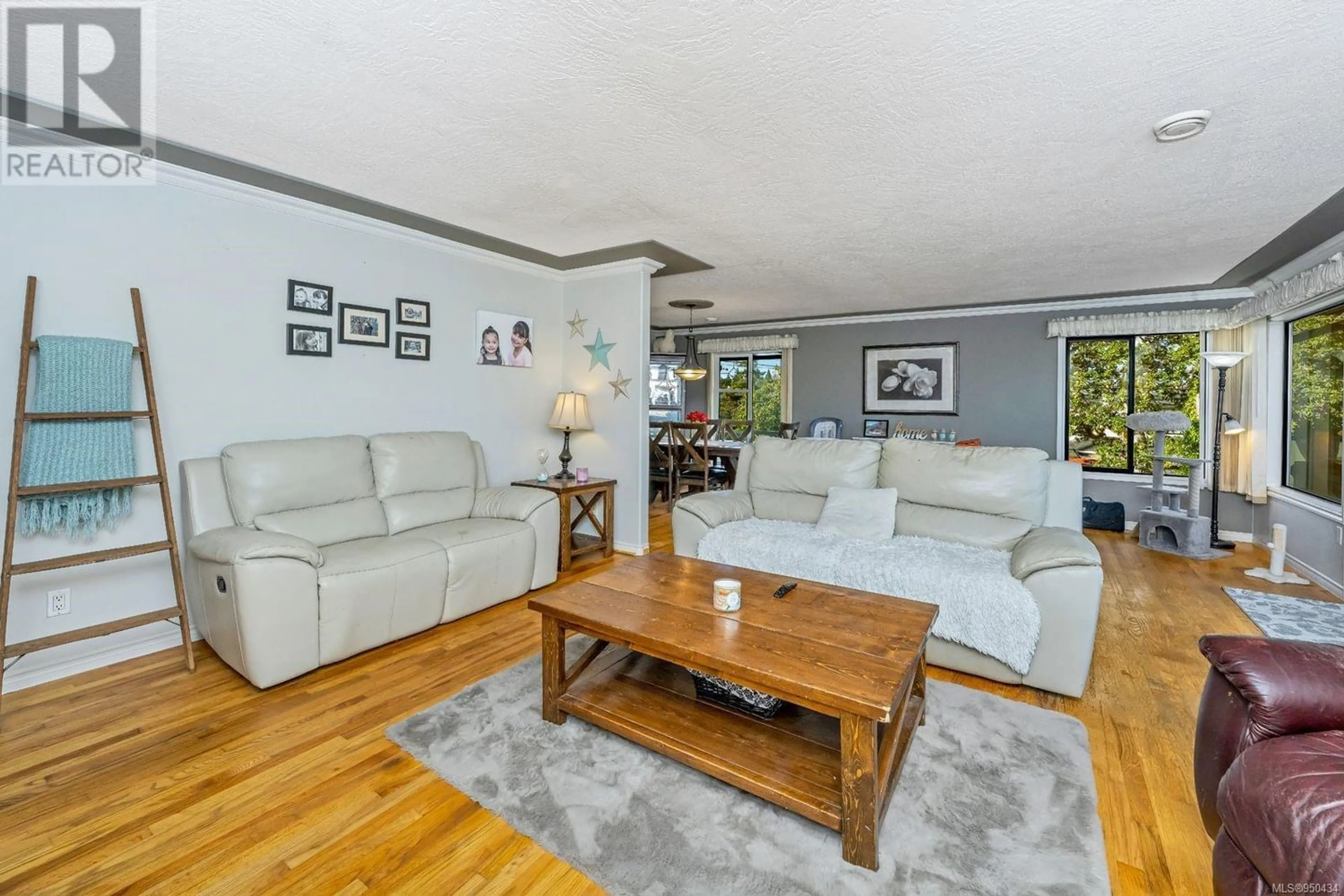 Living room for 937 Shirley Rd, Esquimalt British Columbia V9A6M3