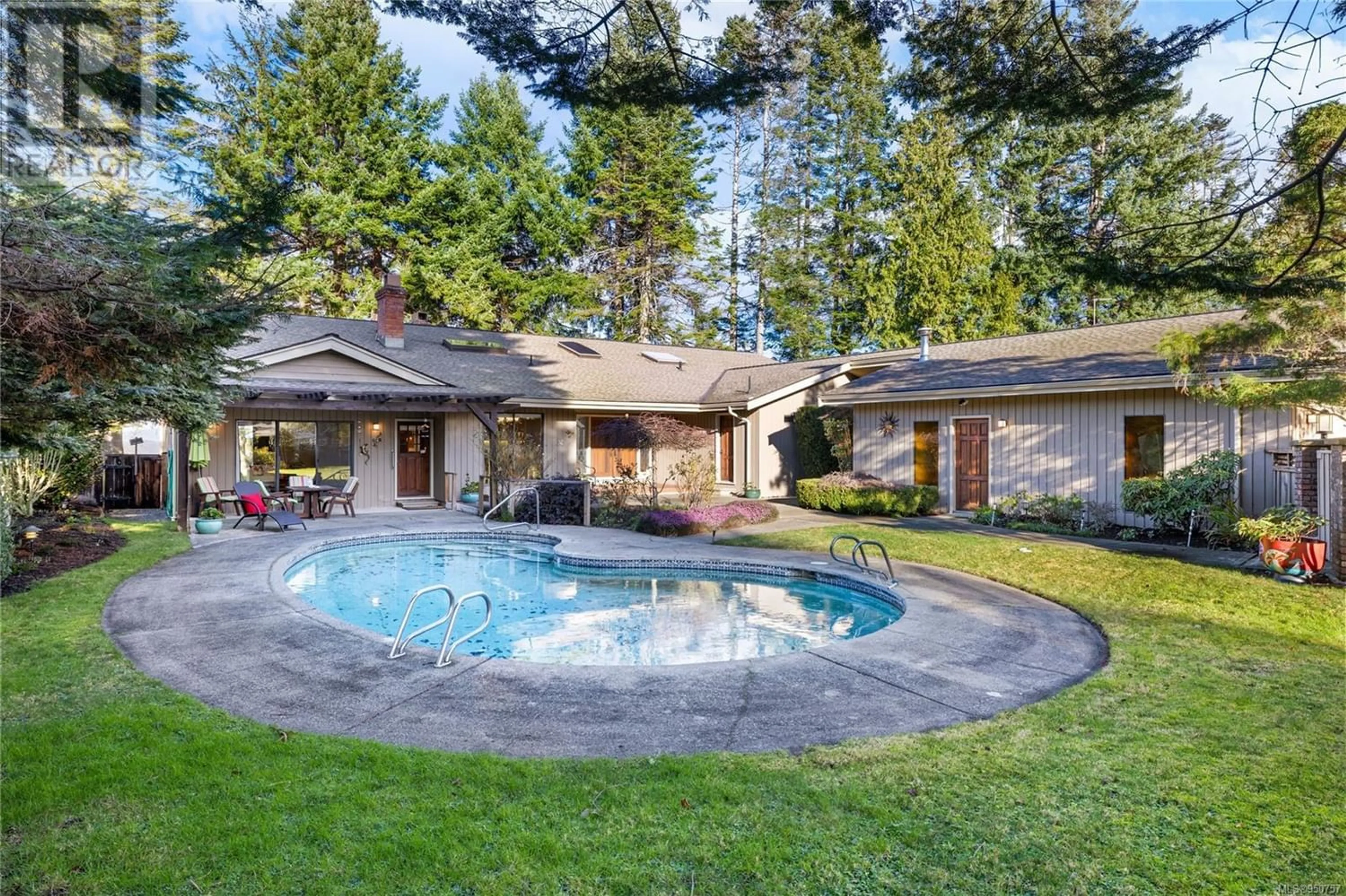 Indoor or outdoor pool for 1141 Pintail Dr, Qualicum Beach British Columbia V9K1C8