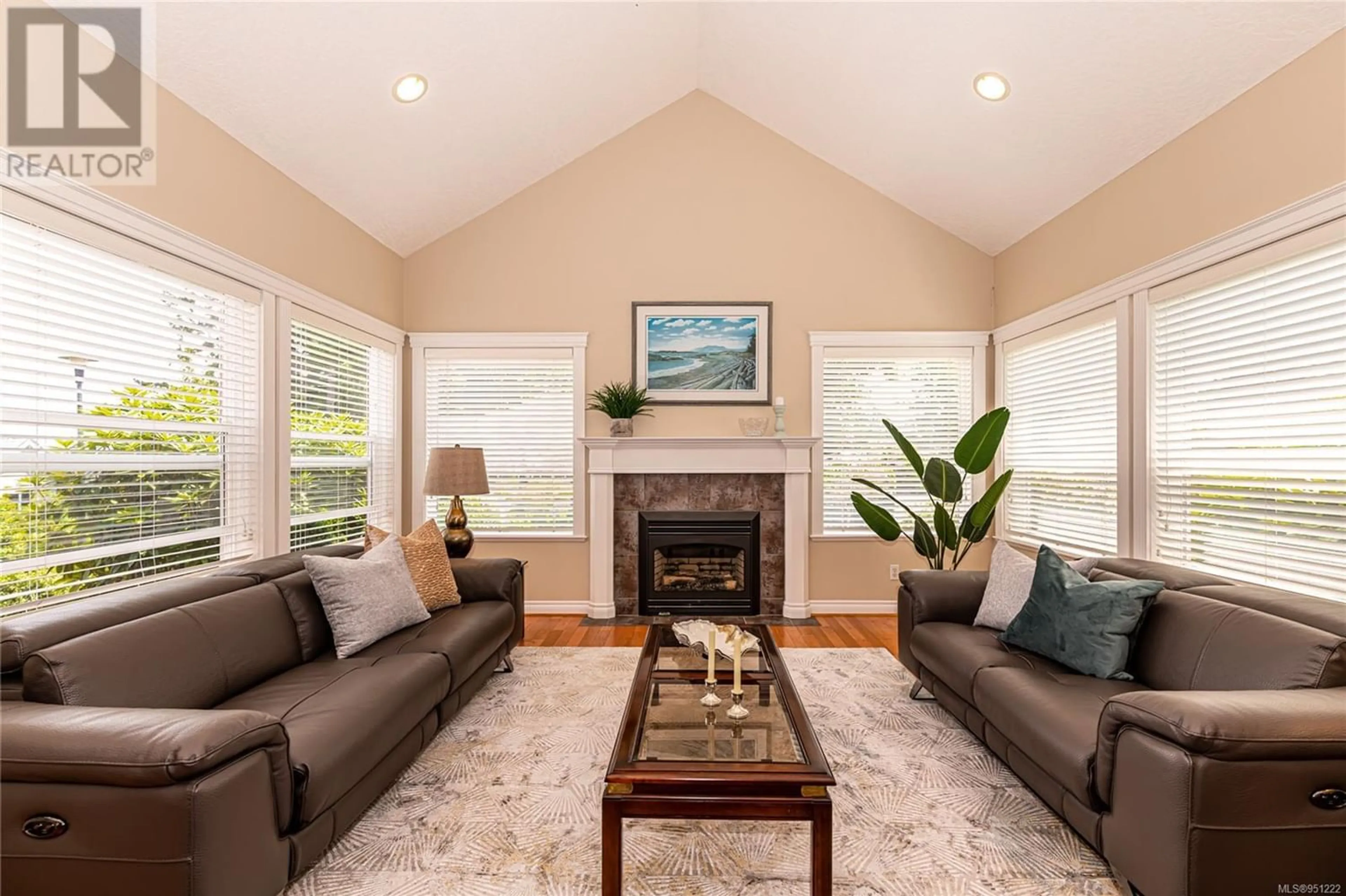 Living room for 5300 Mynabird Lane, Saanich British Columbia V8Y2L3