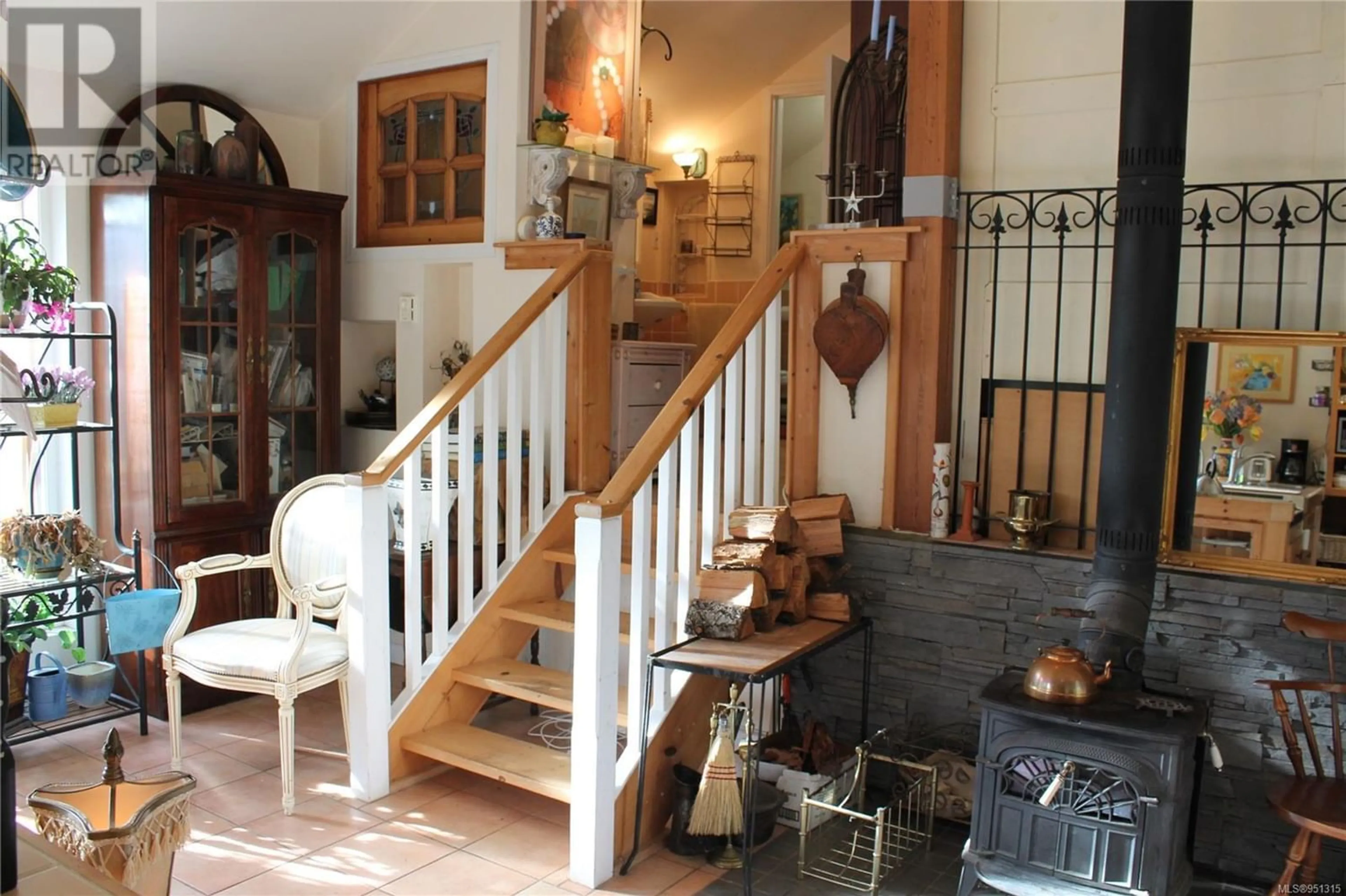 Indoor foyer, wood floors for 4881 Pirates Rd, Pender Island British Columbia V0N2M2