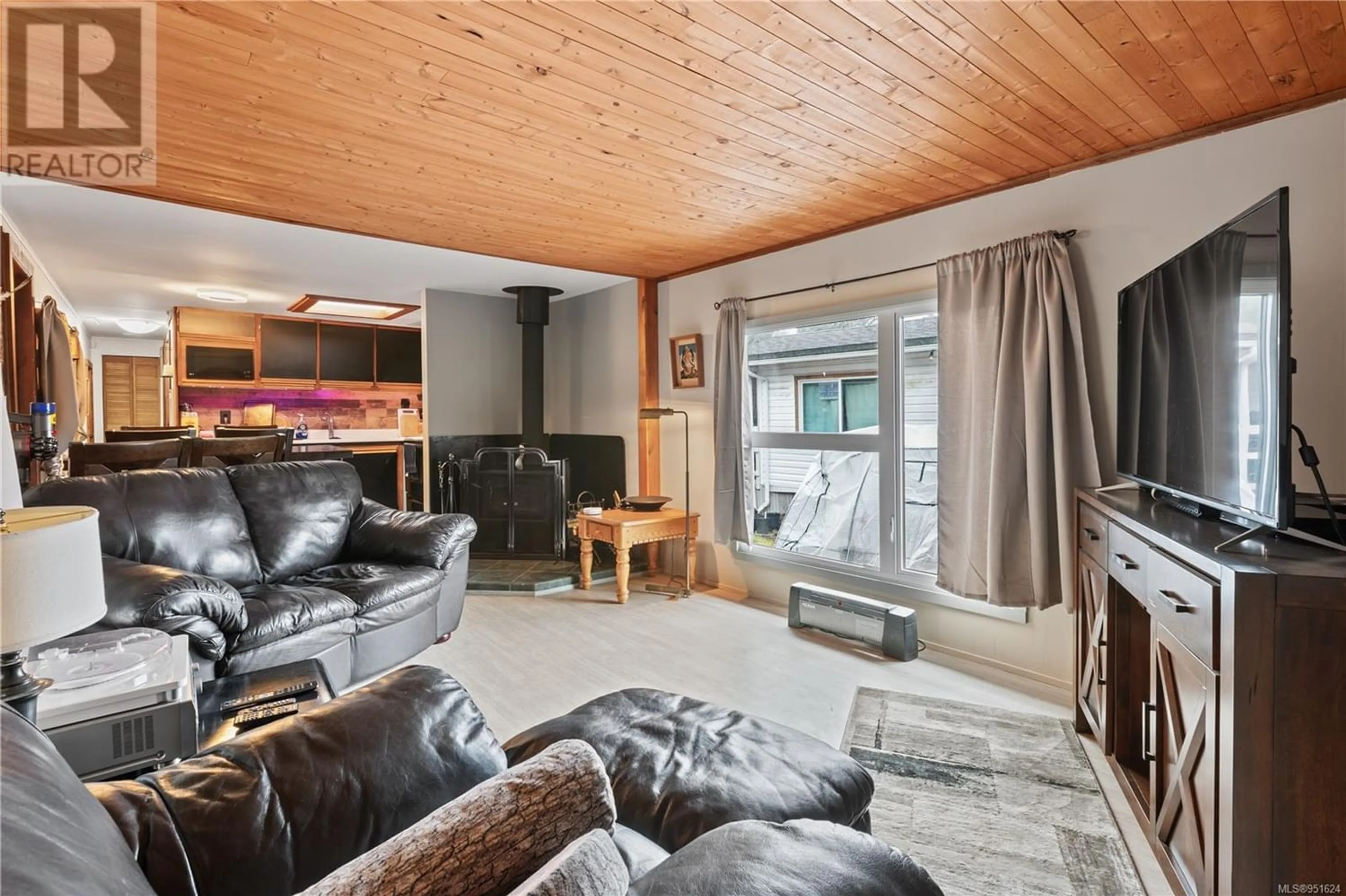 Living room for 422 Humpback Pl, Ucluelet British Columbia V0R3A0