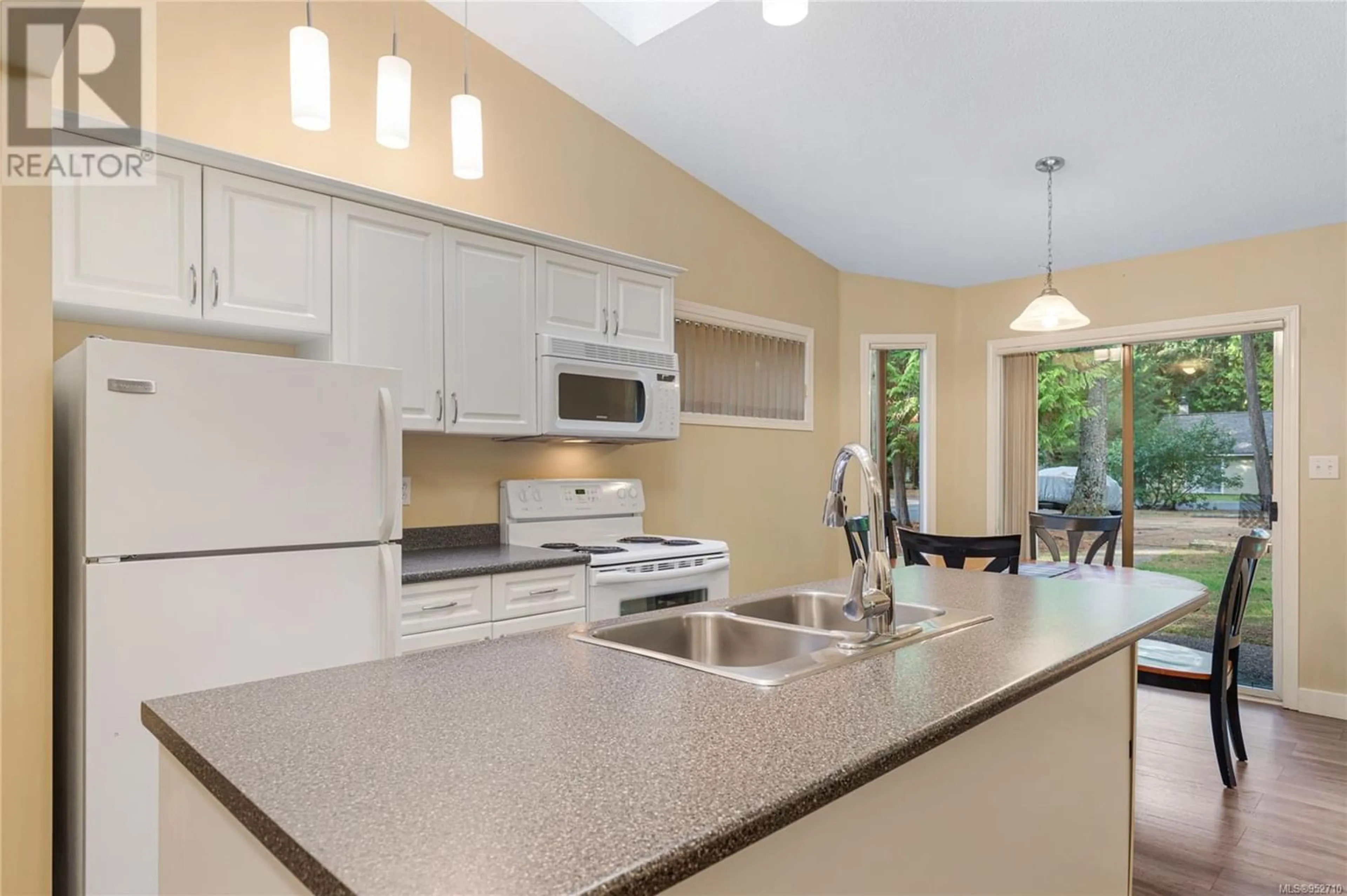 Standard kitchen for 17 1135 Resort Dr, Parksville British Columbia V9P2T6