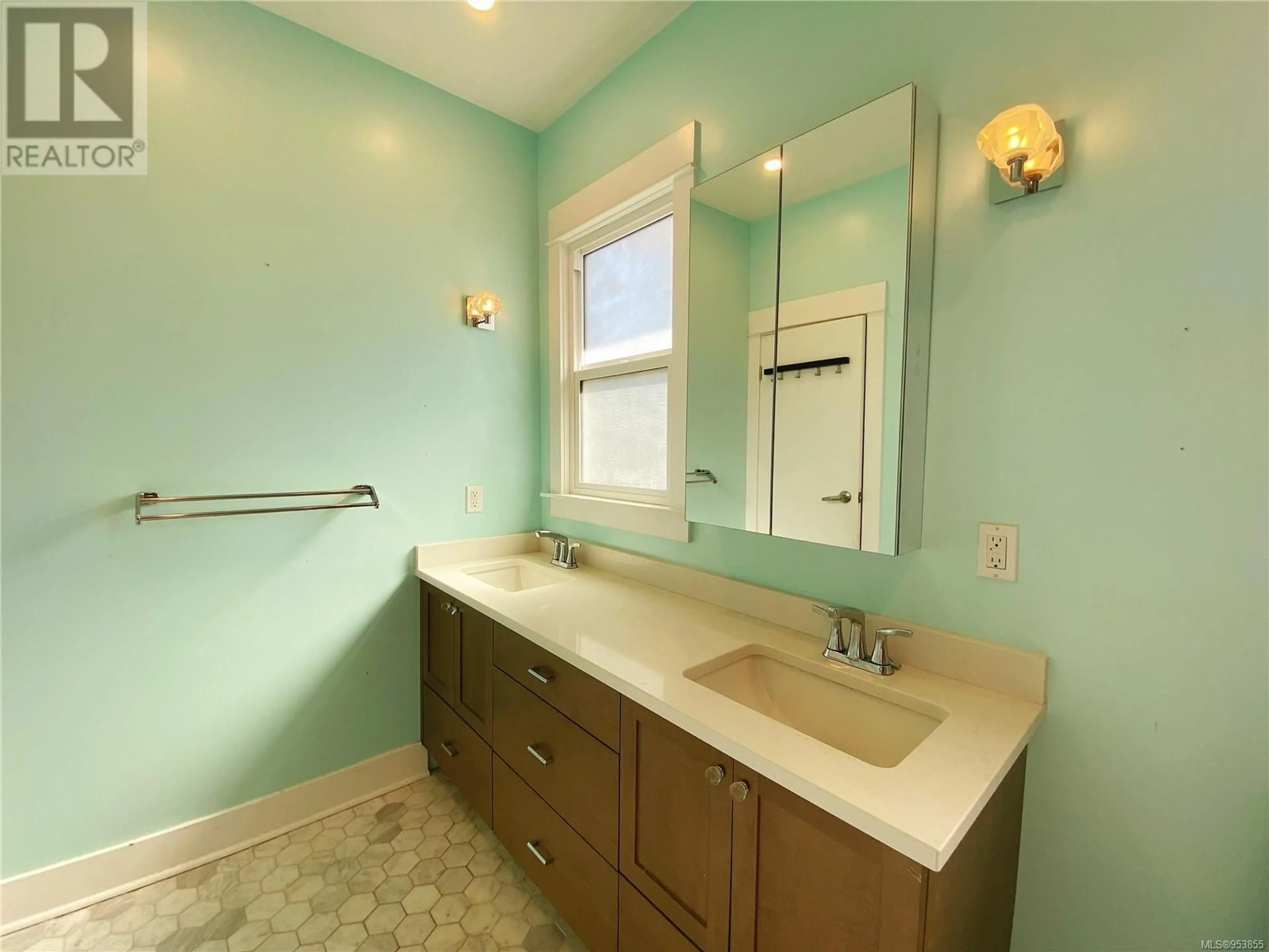 Bathroom for 54 Prideaux St, Nanaimo British Columbia V9R2M5