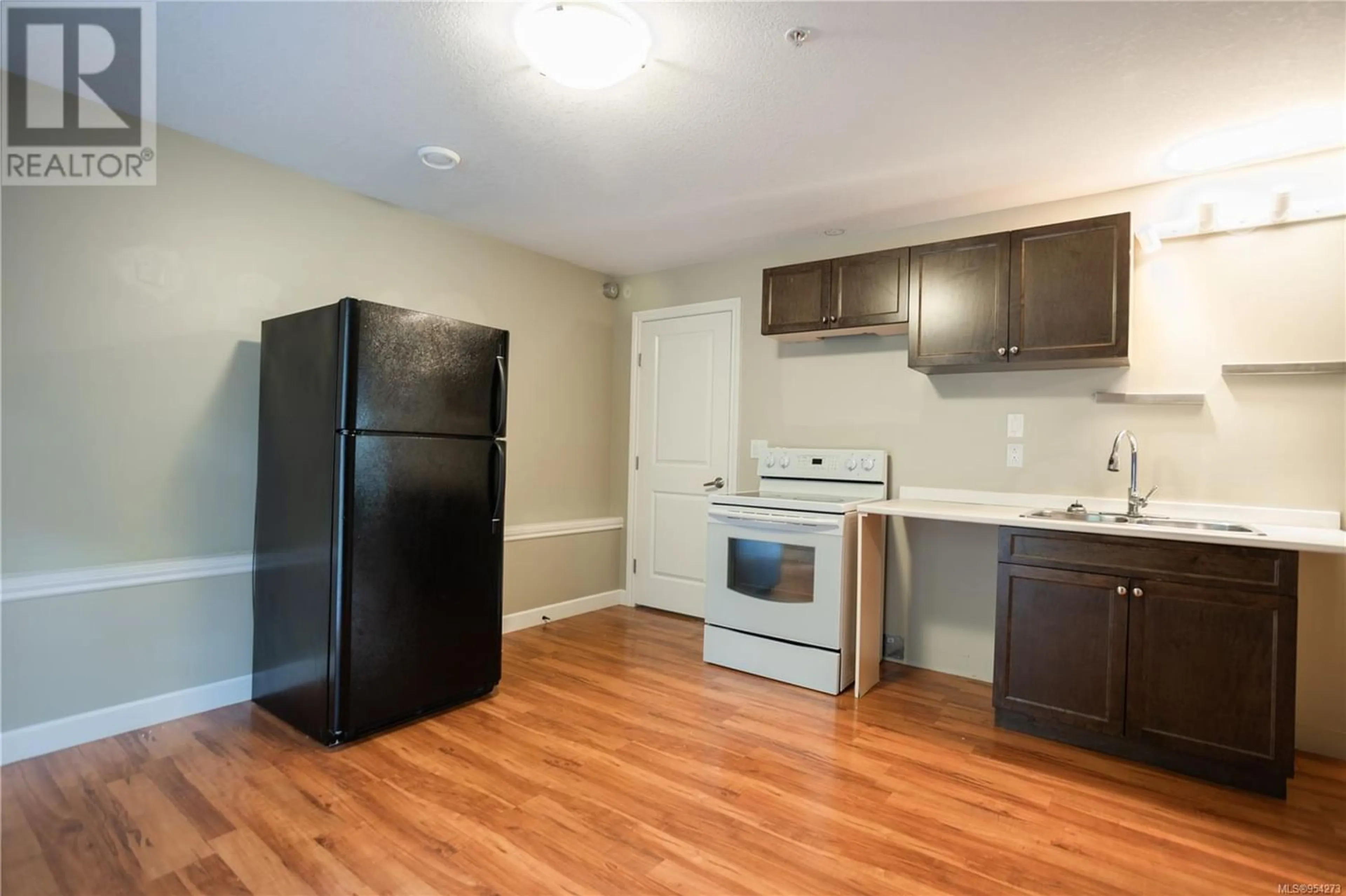 Standard kitchen for 629 7th St, Nanaimo British Columbia V9R0A3