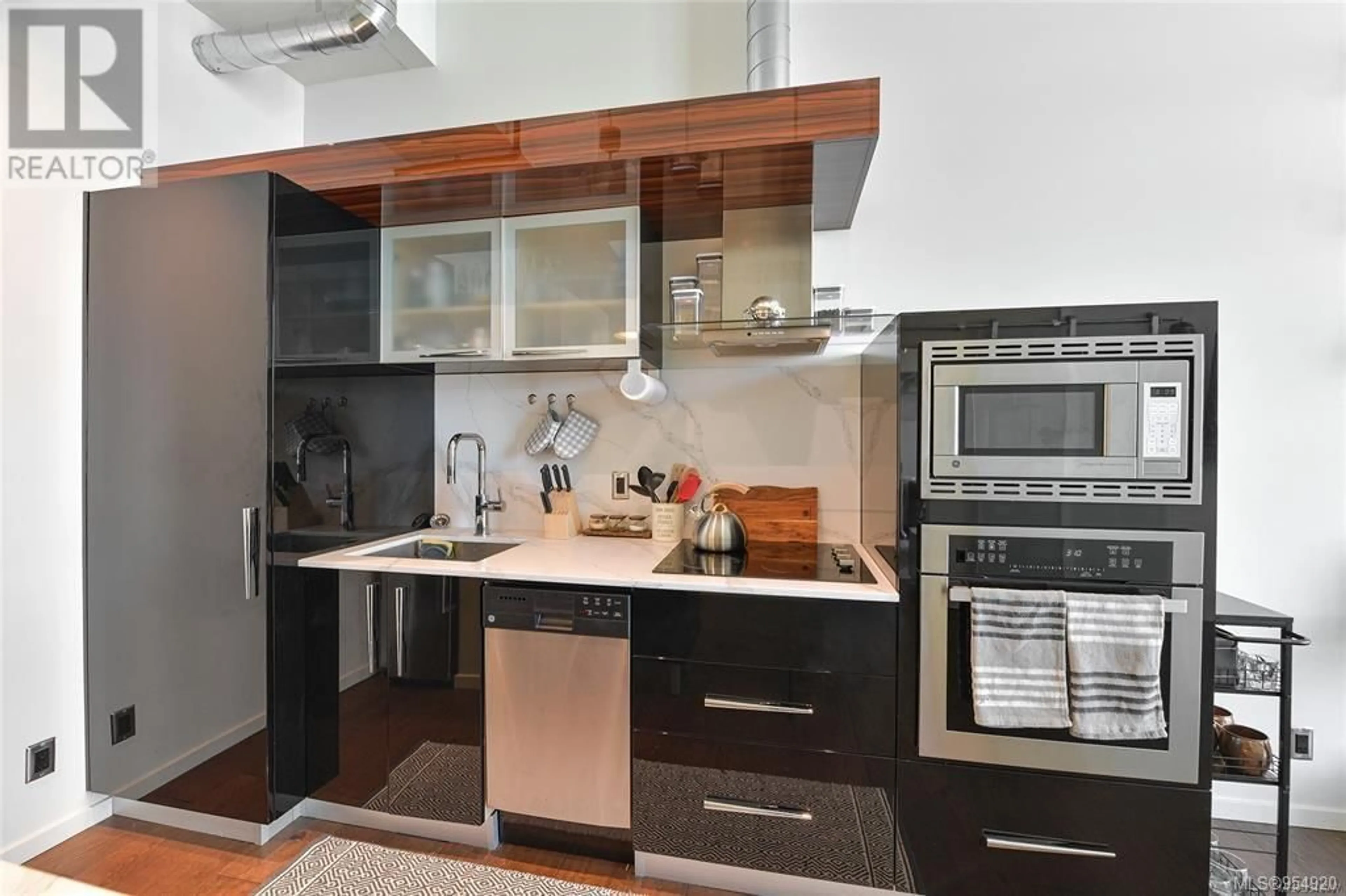 Standard kitchen for 903 1029 View St, Victoria British Columbia V8V0C9