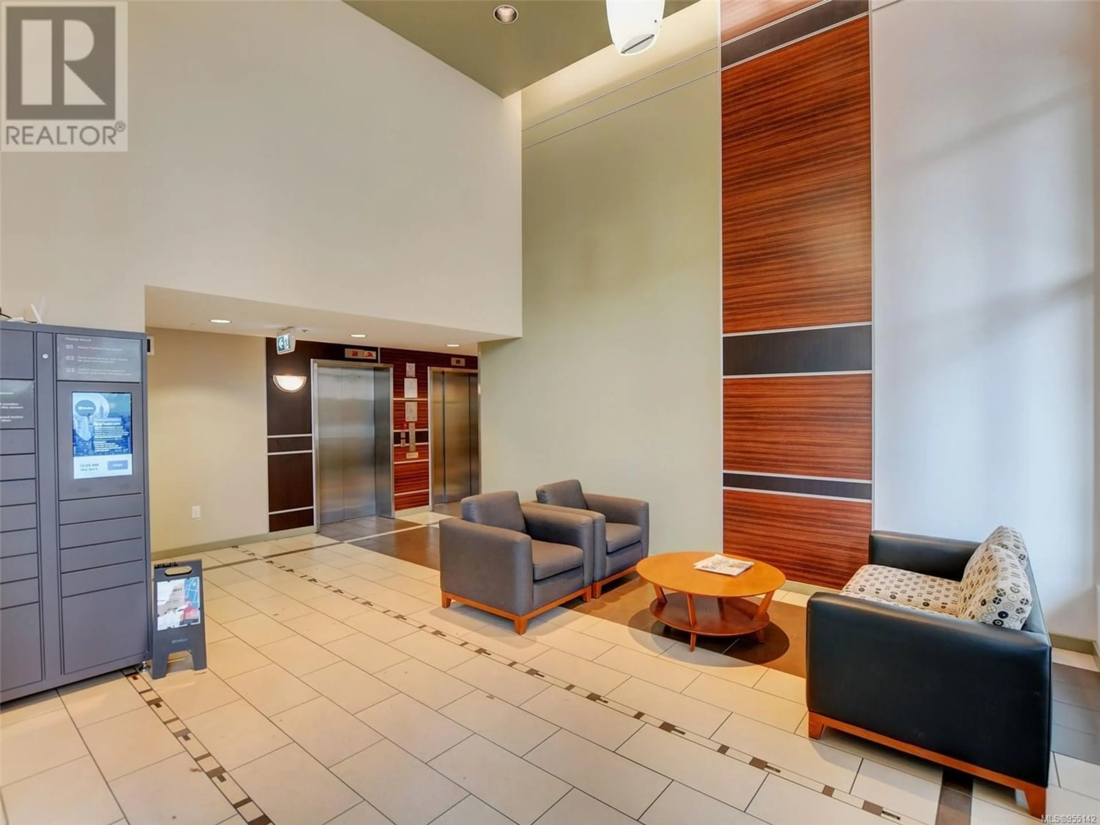 Indoor lobby for 702 732 Cormorant St, Victoria British Columbia V8W4A5