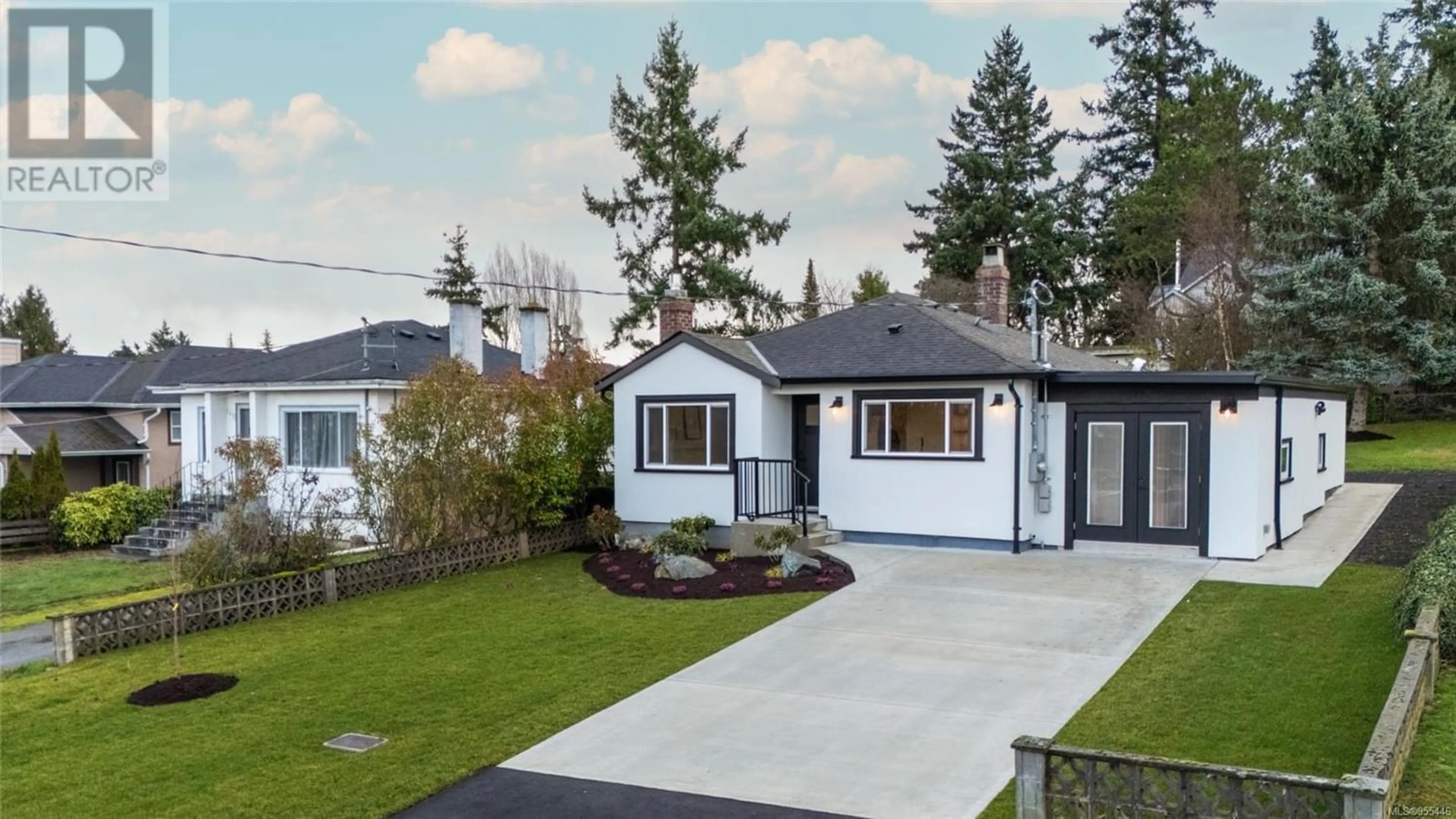 Frontside or backside of a home for 537 Broadway St, Saanich British Columbia V8Z2G1