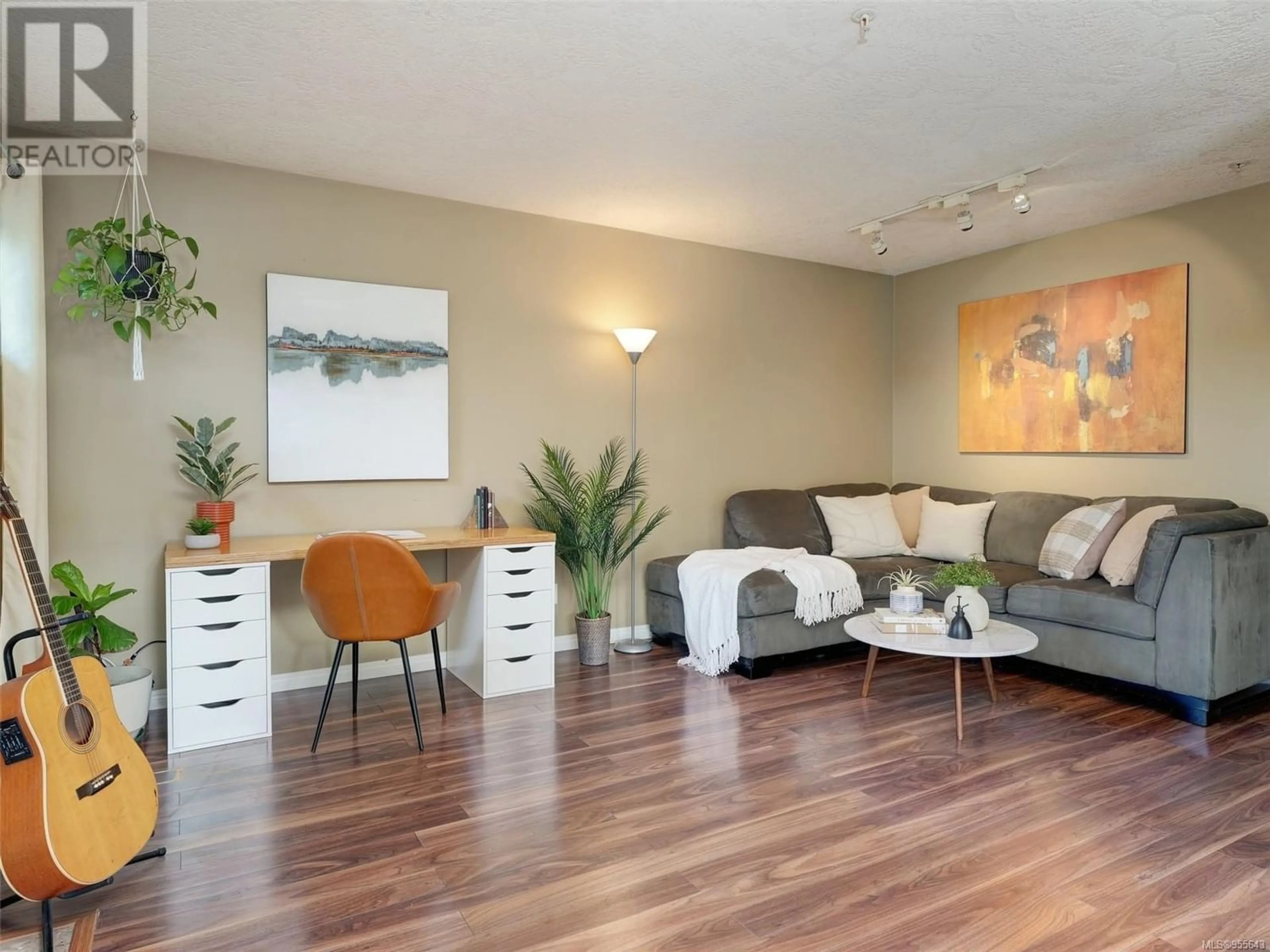 Living room for 101 2527 Quadra St, Victoria British Columbia V8T4E1