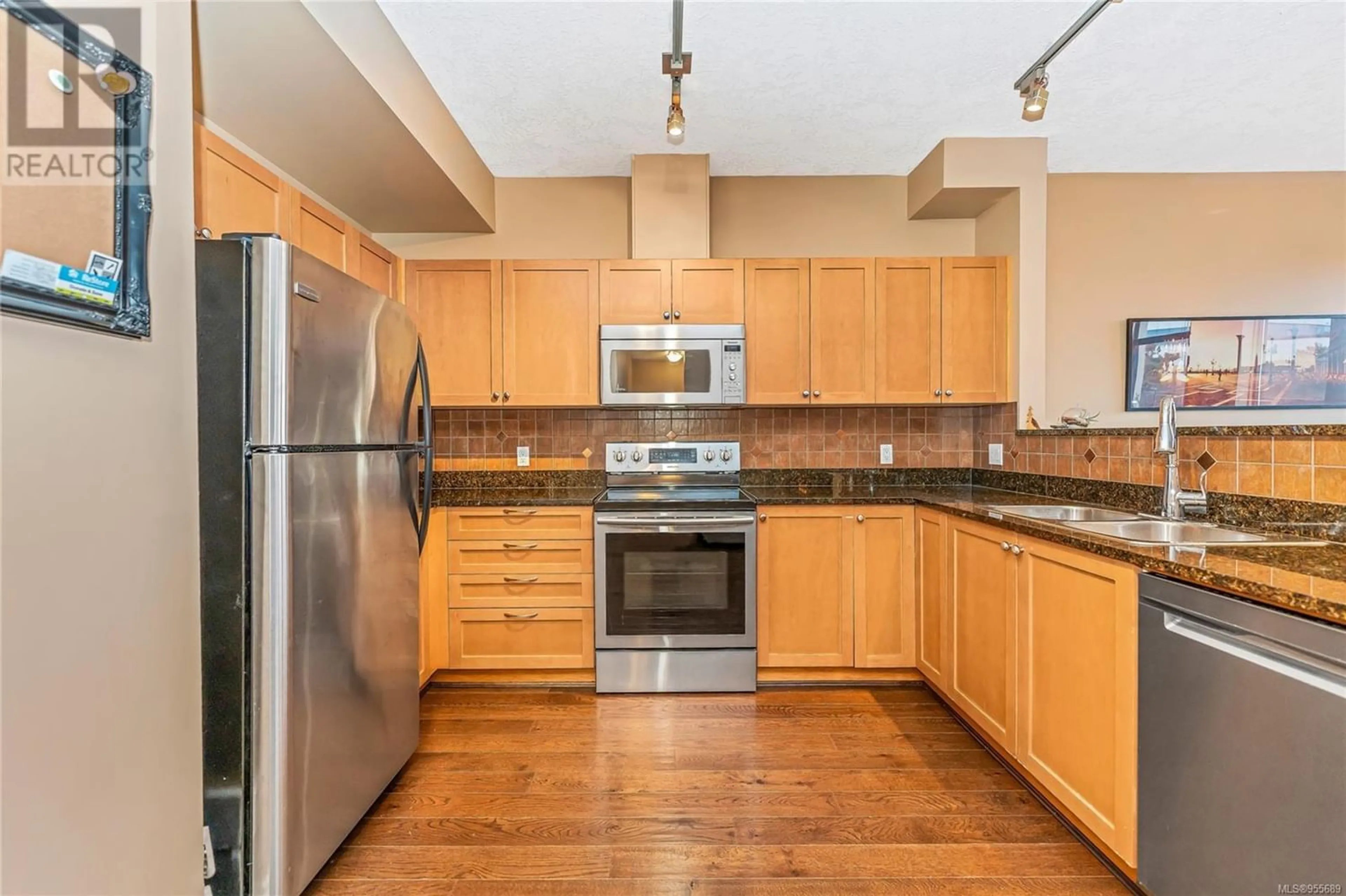 Standard kitchen for 310 820 Short St, Saanich British Columbia V8X2V5