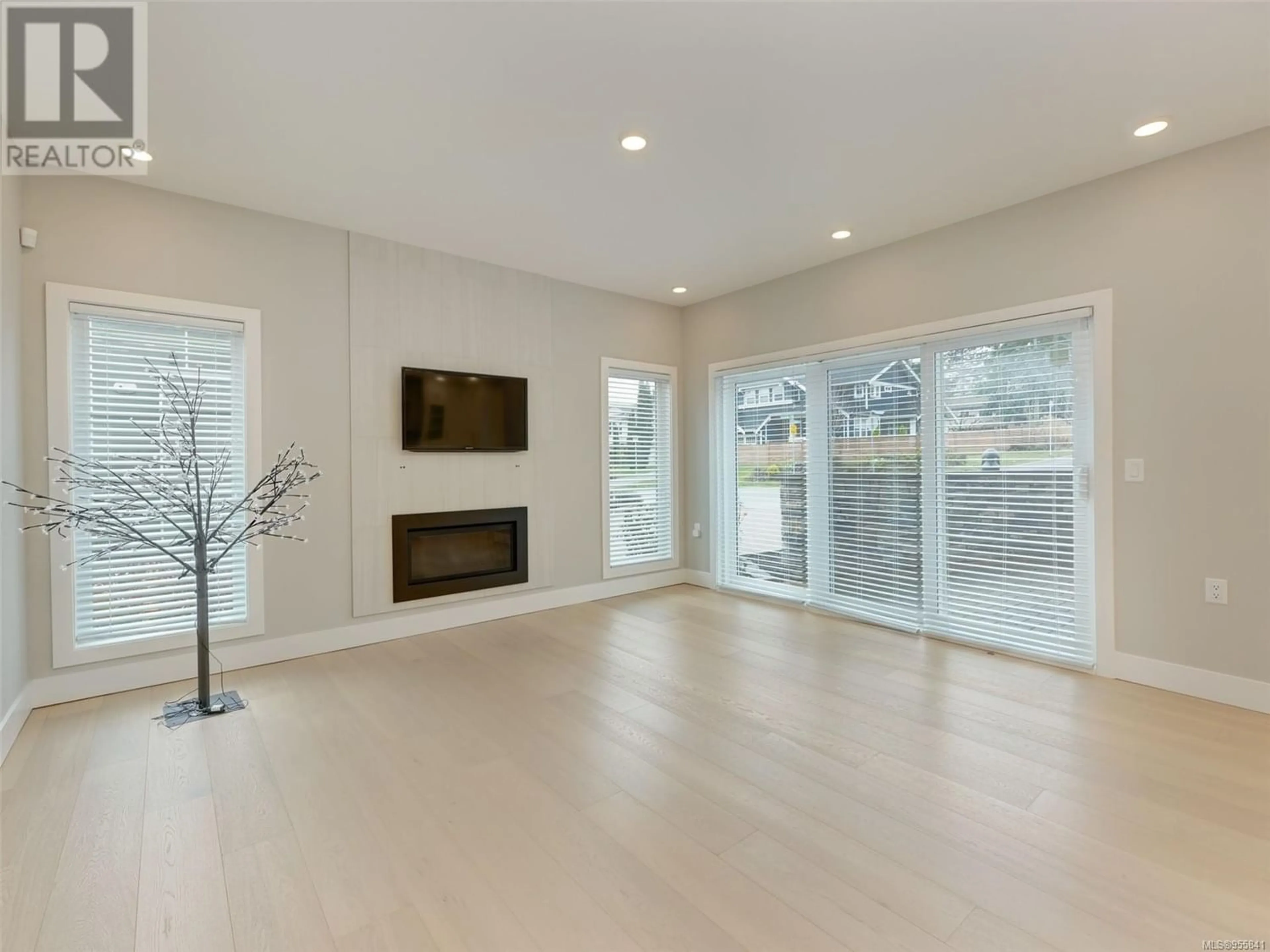 Living room for 1 4355 Viewmont Ave, Saanich British Columbia V8Z5K8