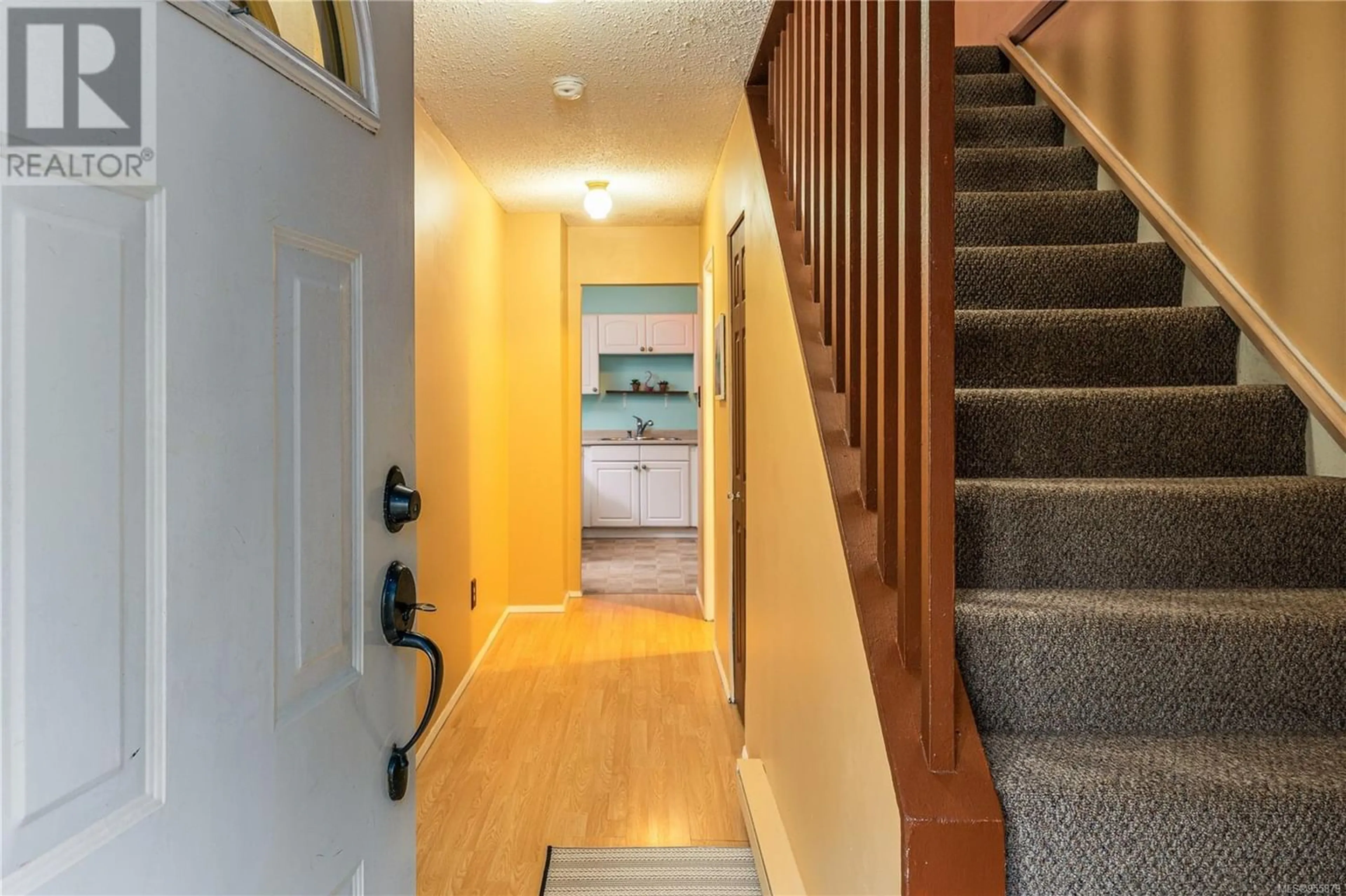 Indoor entryway for 632 Nova St, Nanaimo British Columbia V9R5S7