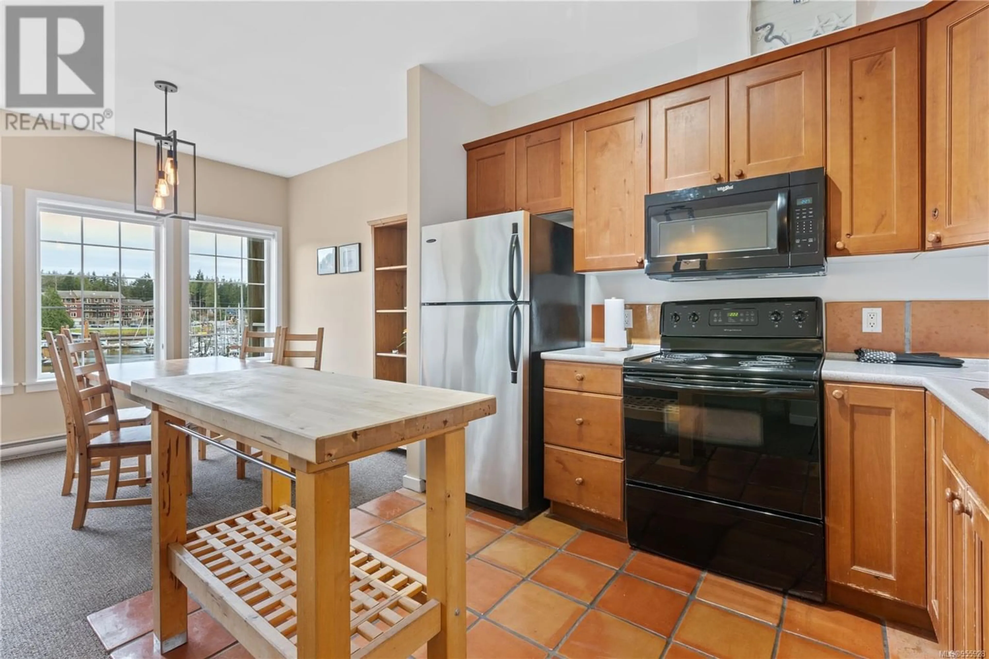 Standard kitchen, wood floors, cottage for 809 1971 Harbour Dr, Ucluelet British Columbia V0R3A0