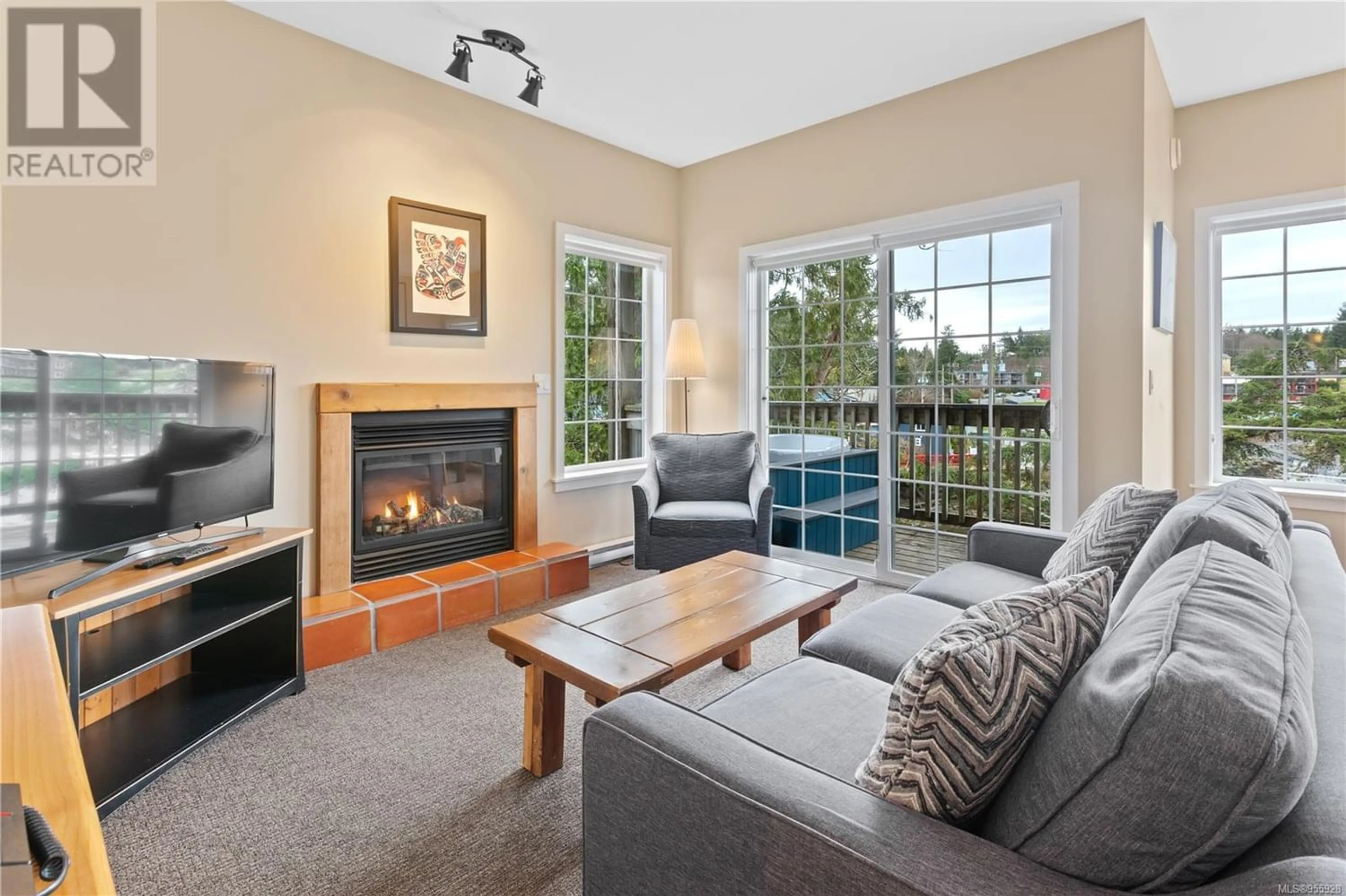 Living room, wood floors for 809 1971 Harbour Dr, Ucluelet British Columbia V0R3A0