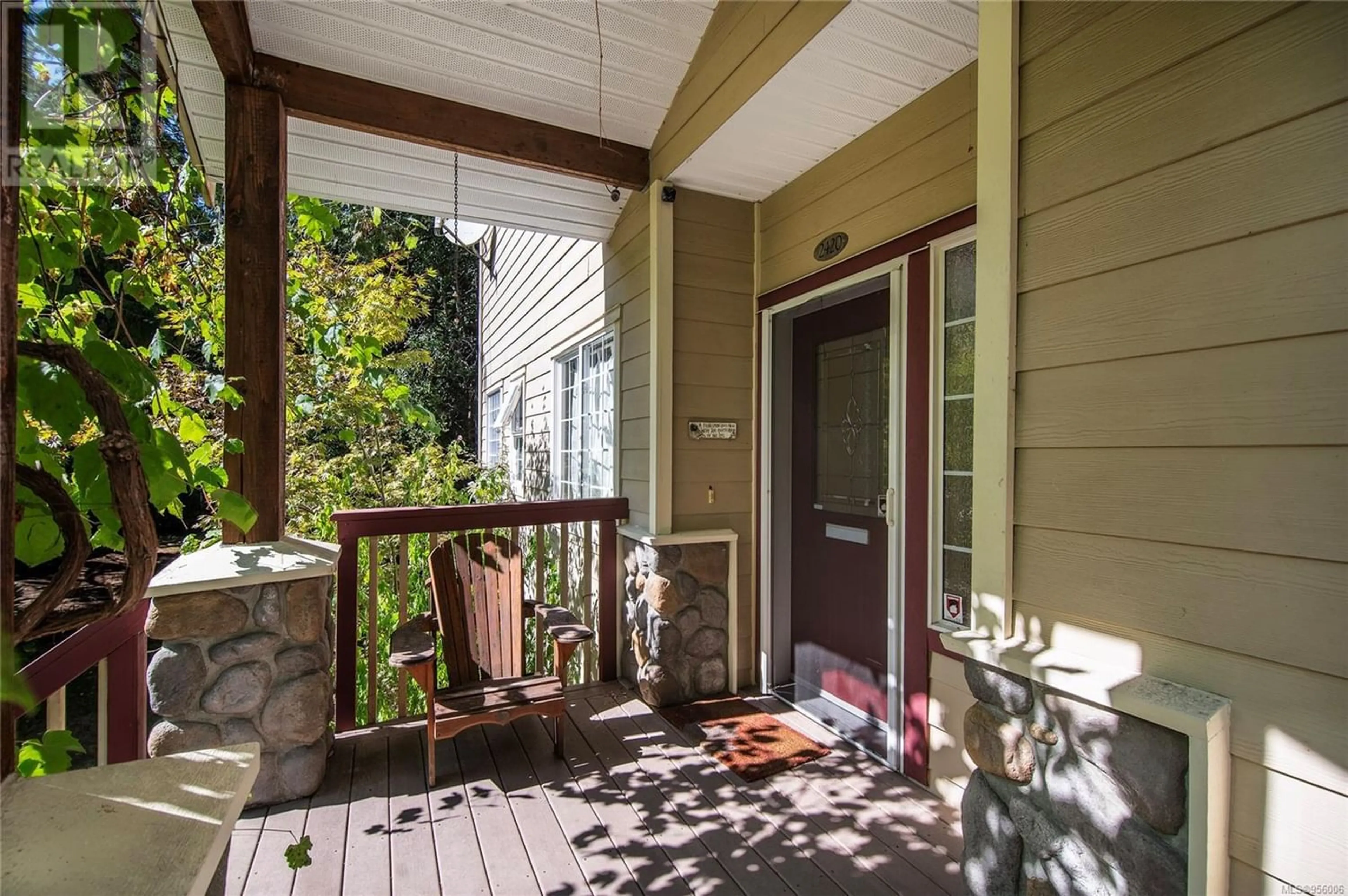 Indoor entryway, wood floors for 2420 Campbell River Rd, Campbell River British Columbia V9W4N7