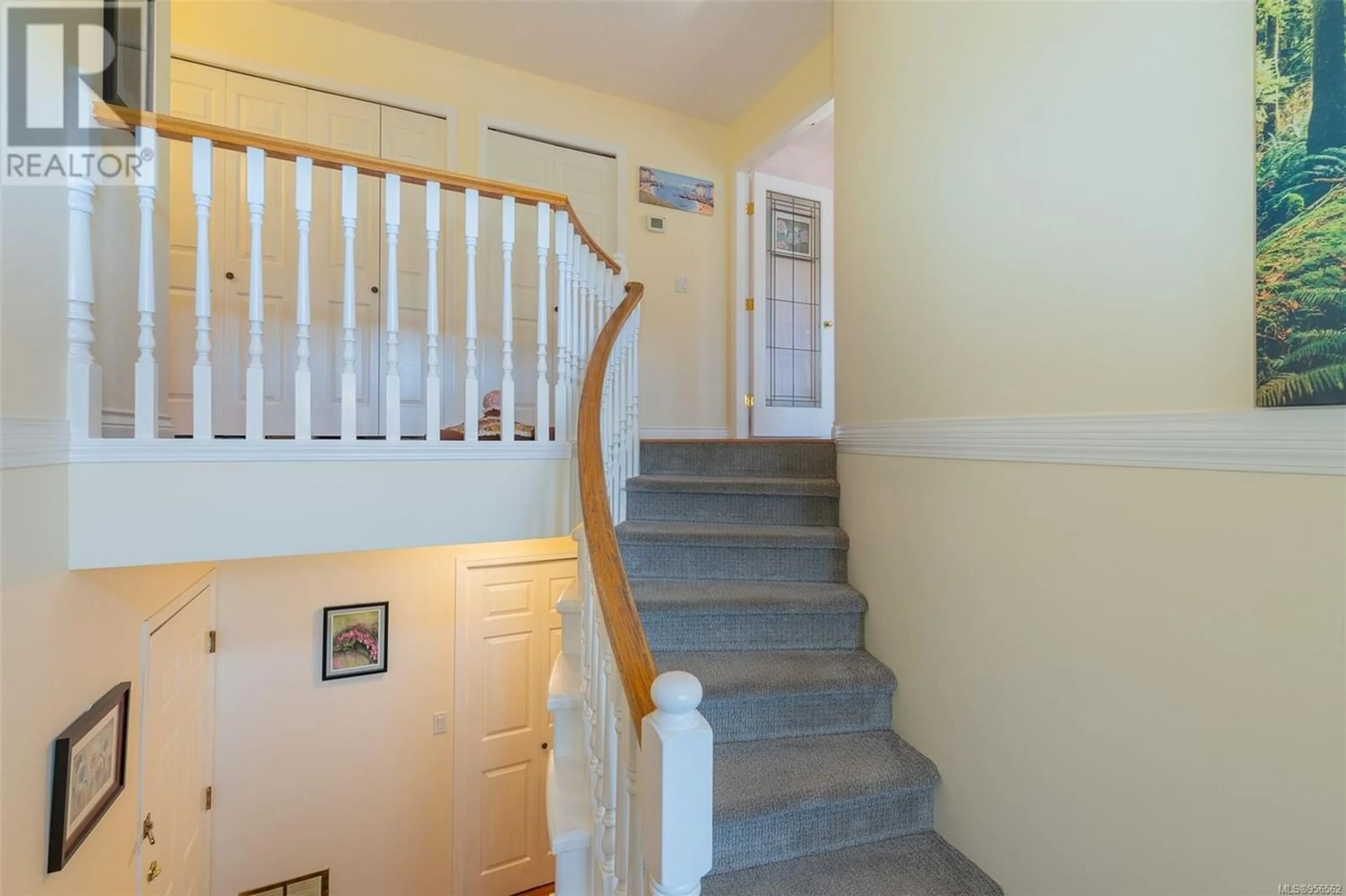 Stairs for 1410 Anna Clare Pl, Saanich British Columbia V8P5T1