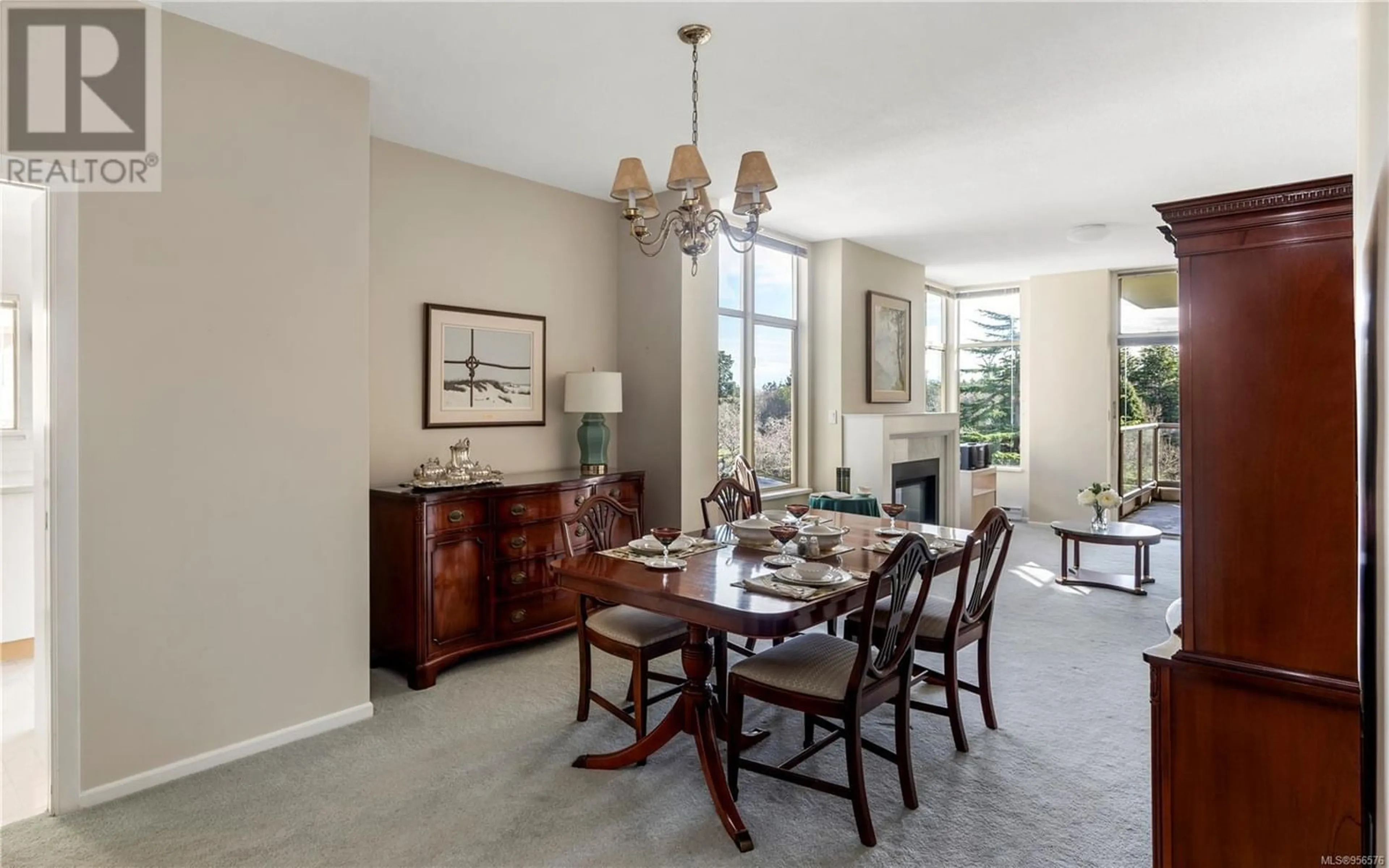 Dining room for 610 188 Douglas St, Victoria British Columbia V8V2P1