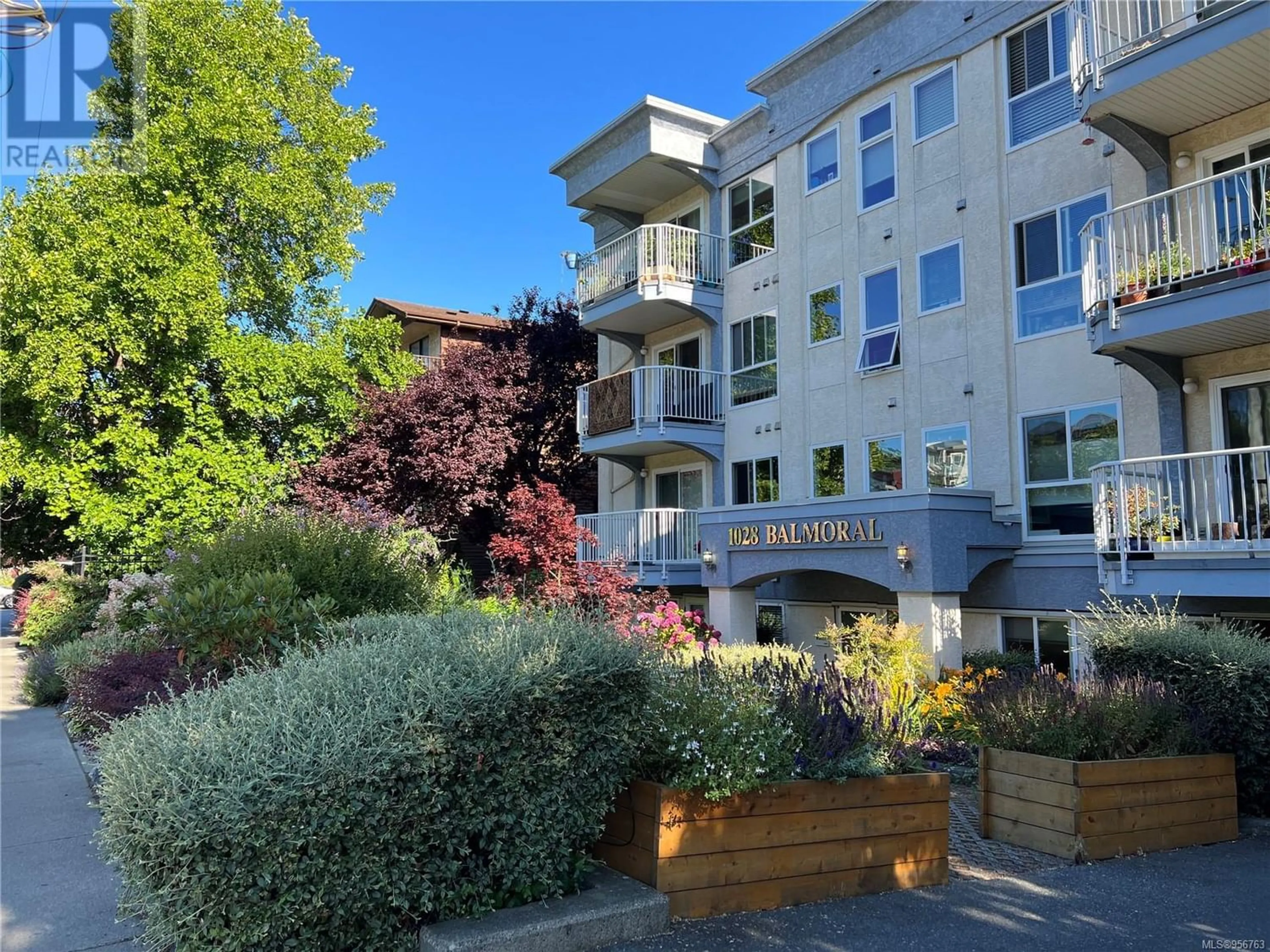 A pic from exterior of the house or condo for 402 1028 Balmoral Rd, Victoria British Columbia V8T1A8