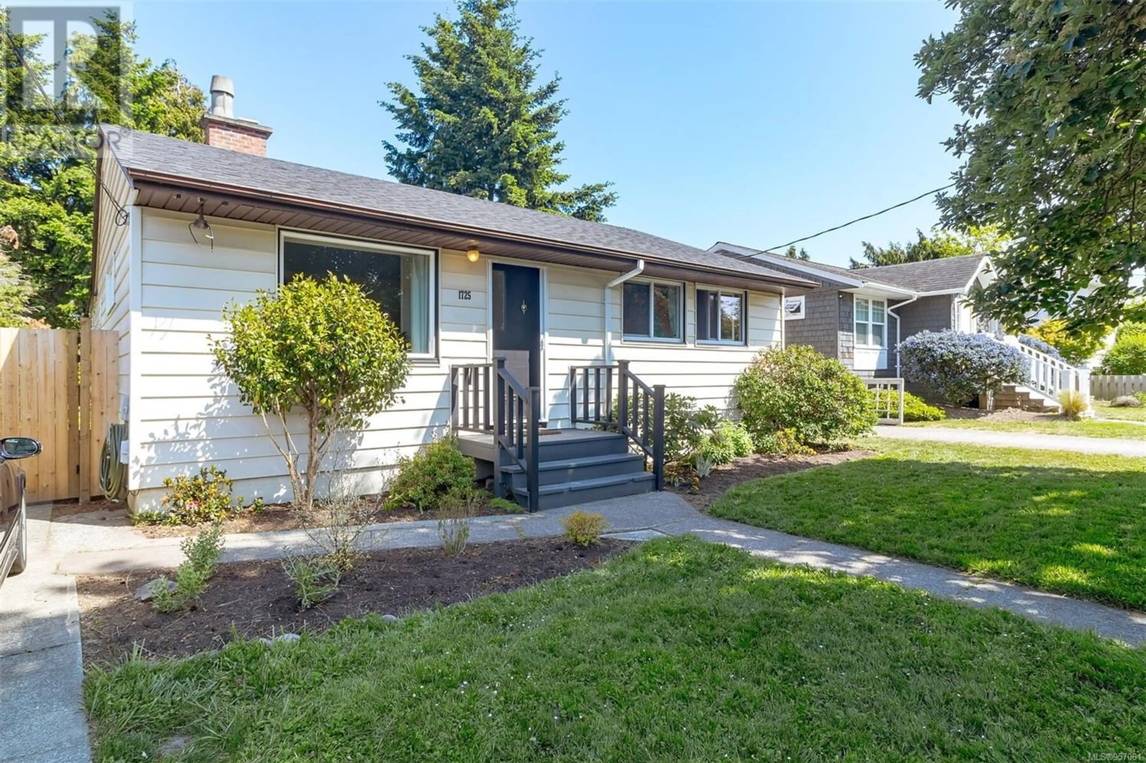 Frontside or backside of a home for 1725 Amphion St, Victoria British Columbia V8R4Z8