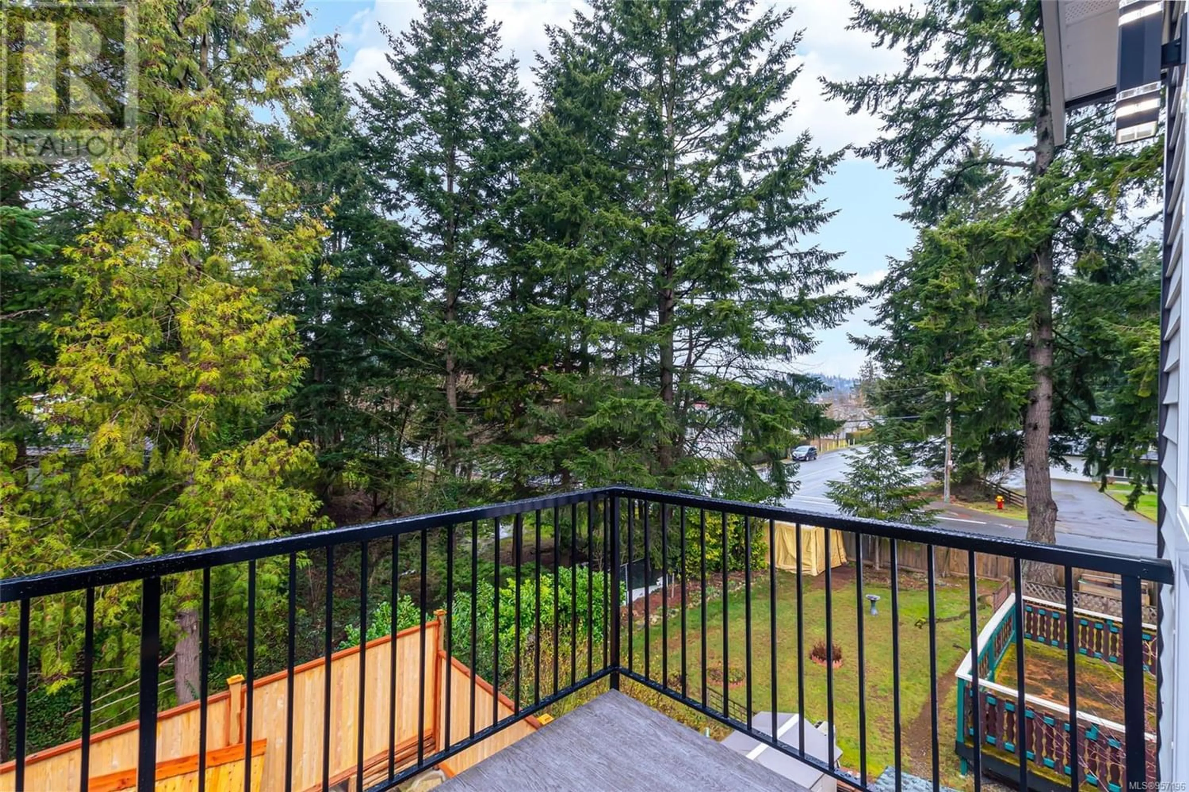 Patio for 2397 Barclay Rd, Nanaimo British Columbia V9T3J8