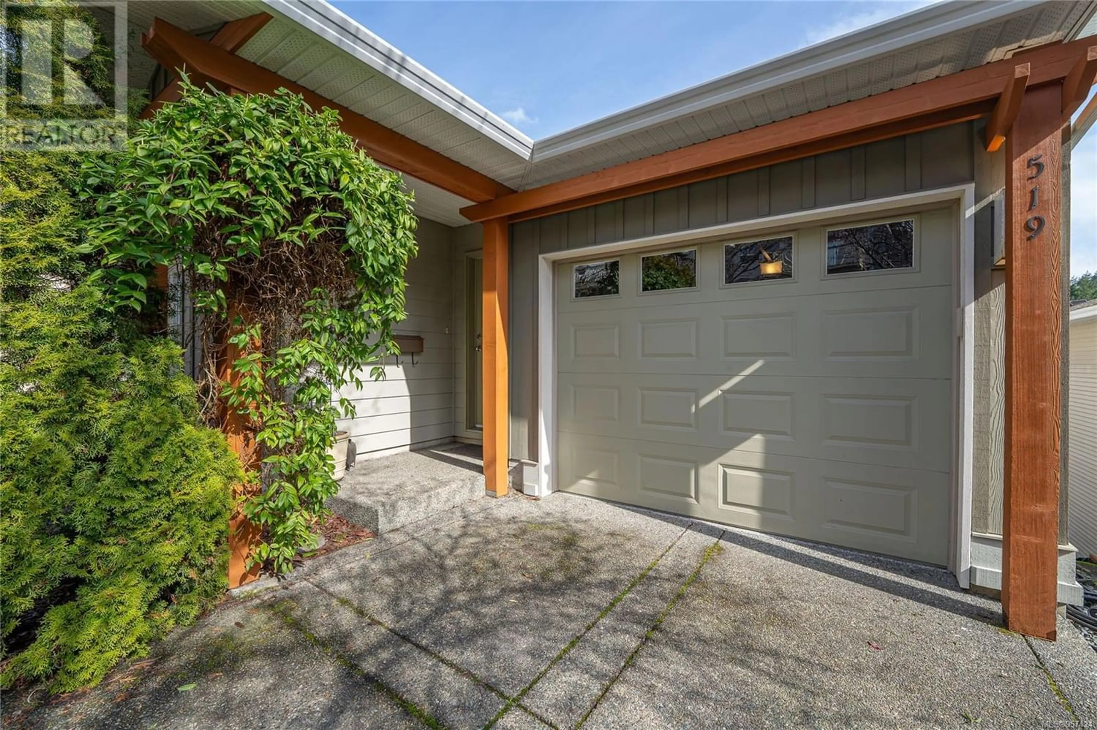 Indoor entryway for 519 Selwyn Falls Dr, Langford British Columbia V9B6P3