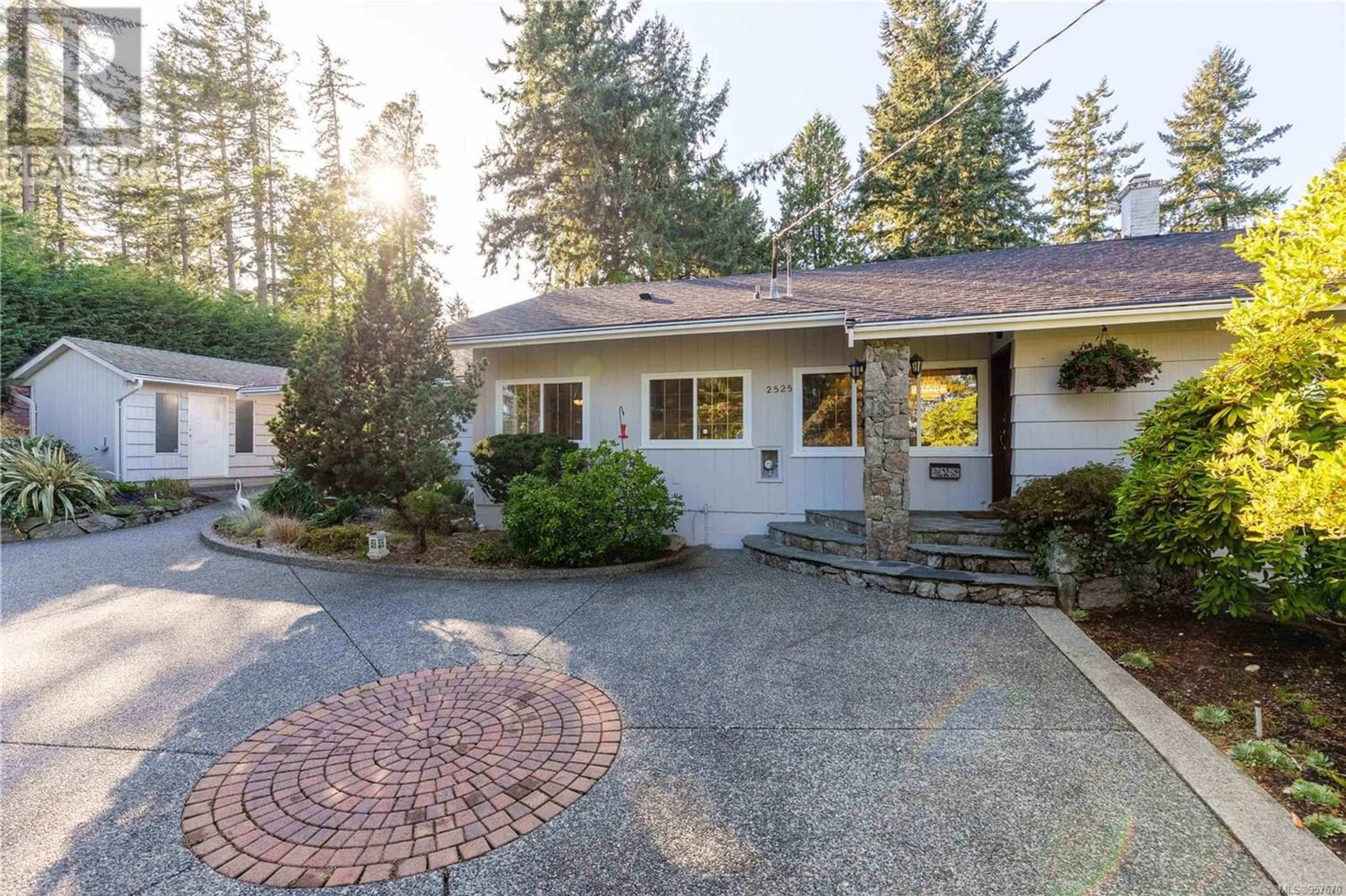 Indoor entryway for 2525 Departure Bay Rd, Nanaimo British Columbia V9S3W2