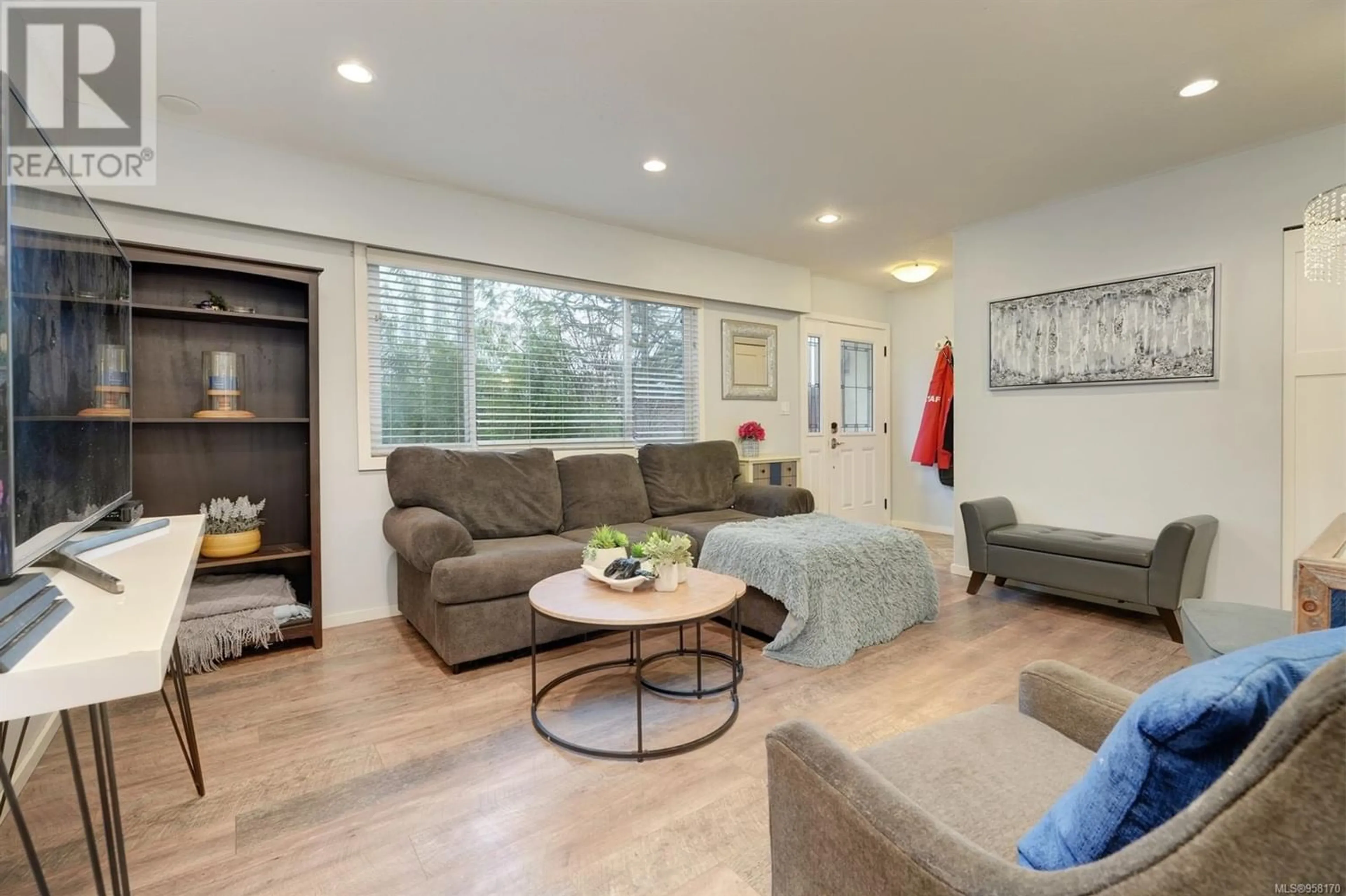 Living room for 15 3981 Nelthorpe St, Saanich British Columbia V8Z3Z2