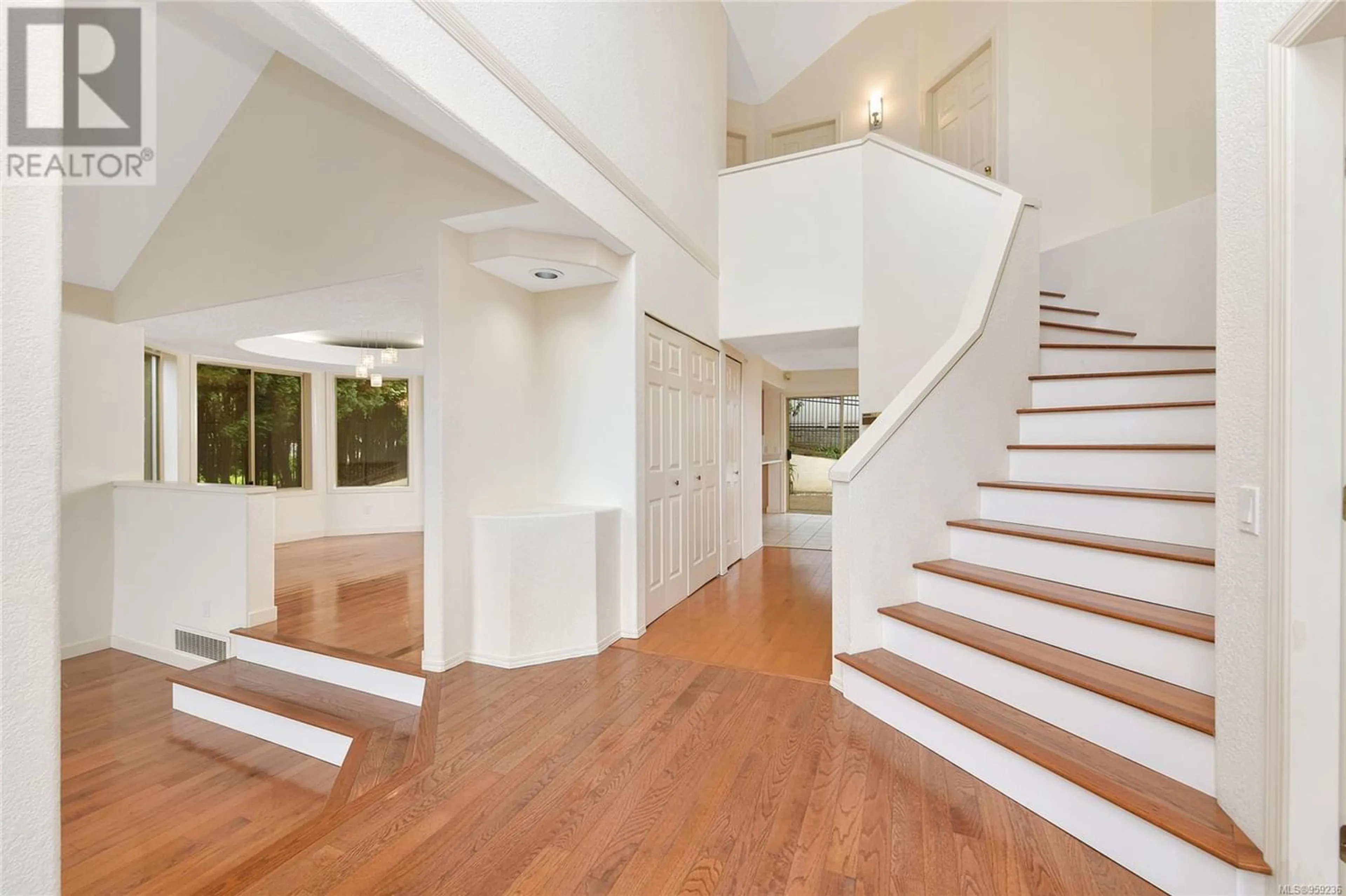 Indoor foyer for 829 ROYAL WOOD Pl, Saanich British Columbia V8Y3C2