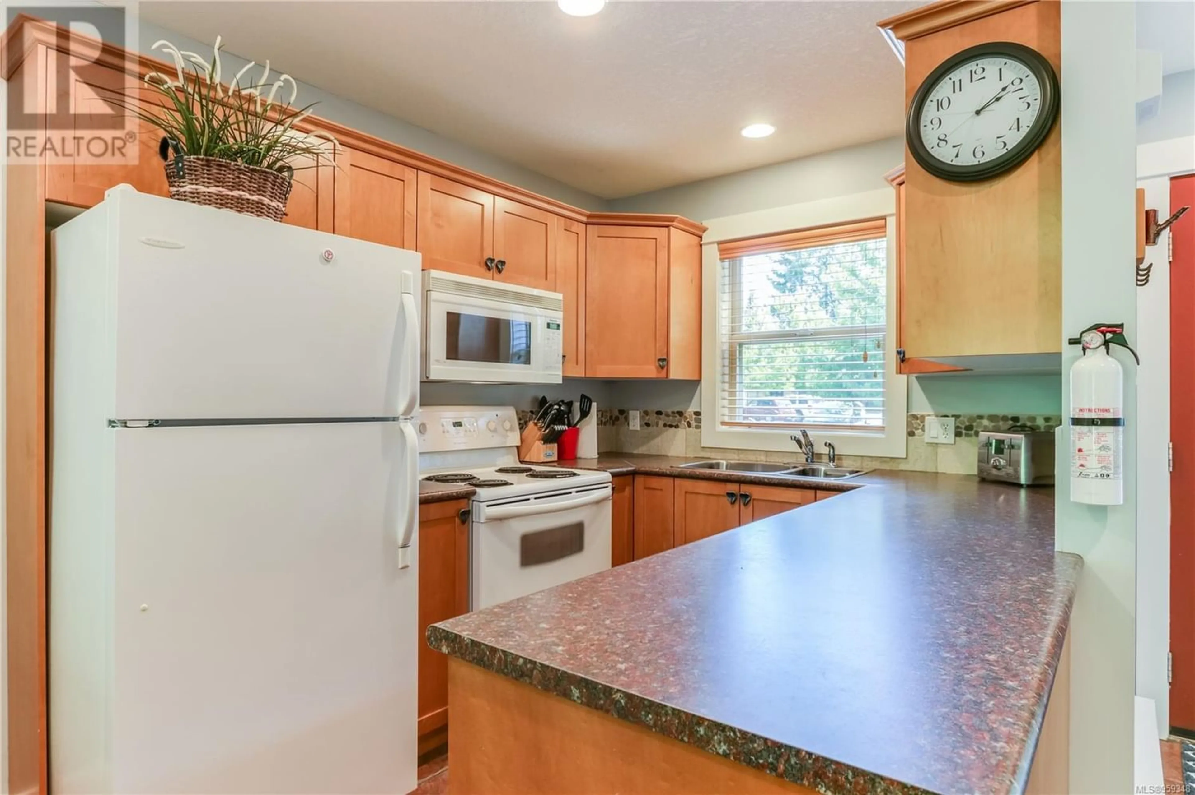 Standard kitchen for 102 1080 Resort Dr, Parksville British Columbia V9P2E3