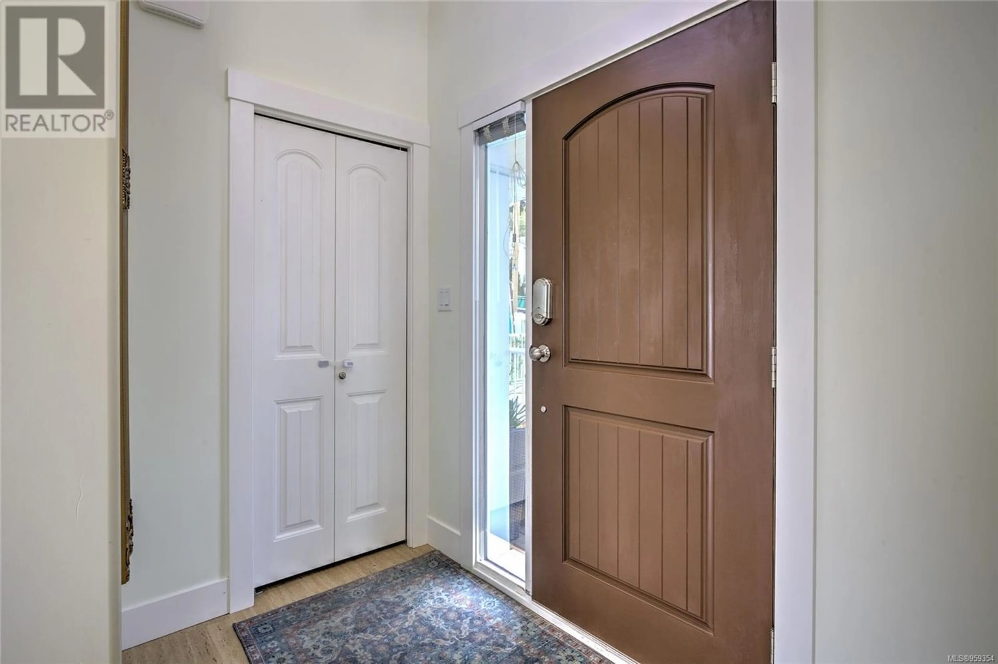 Indoor entryway for 8127 Musgrave St, Crofton British Columbia V0R1R0