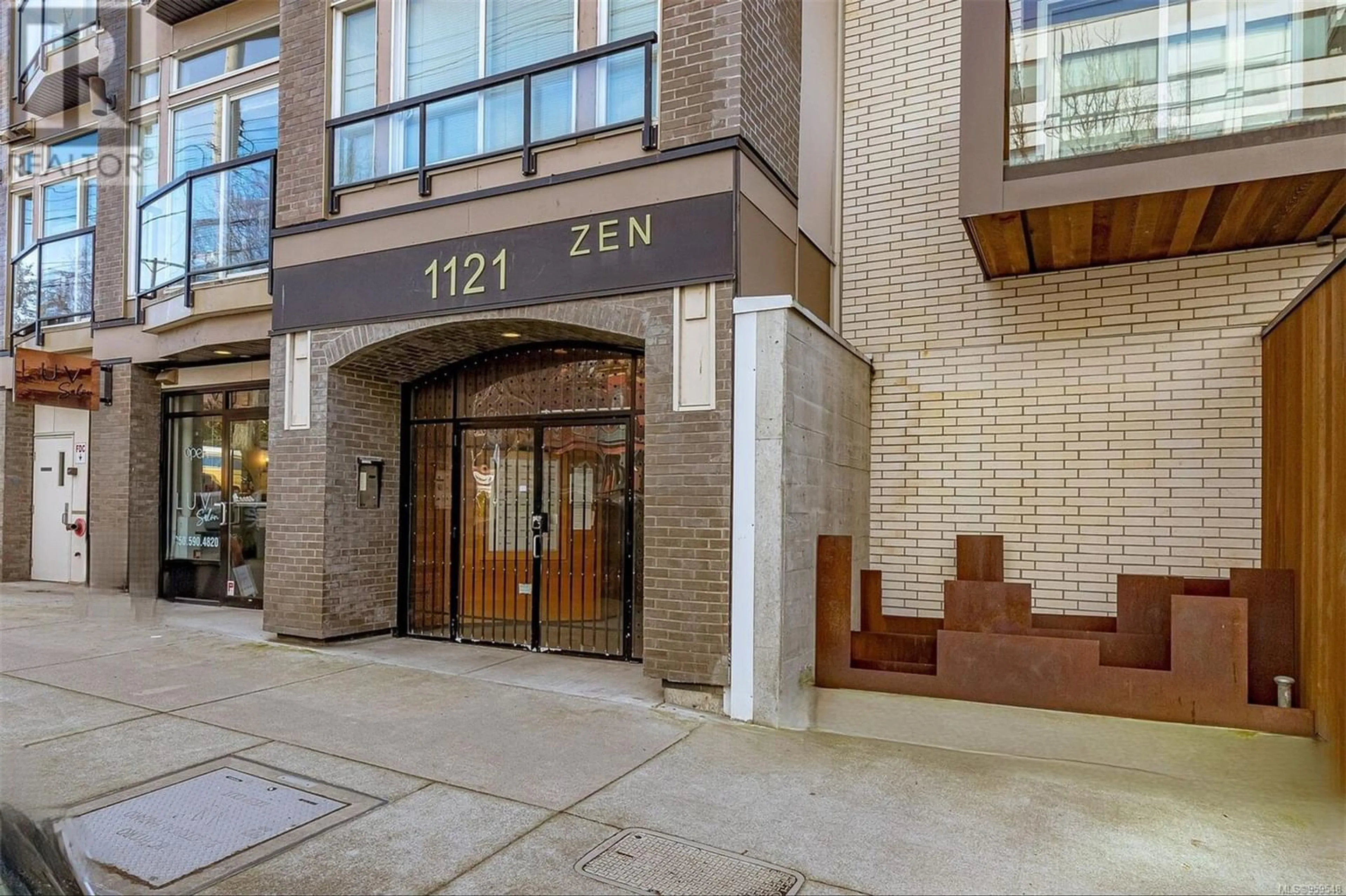 Indoor foyer for 402 1121 Fort St, Victoria British Columbia V8V3K9