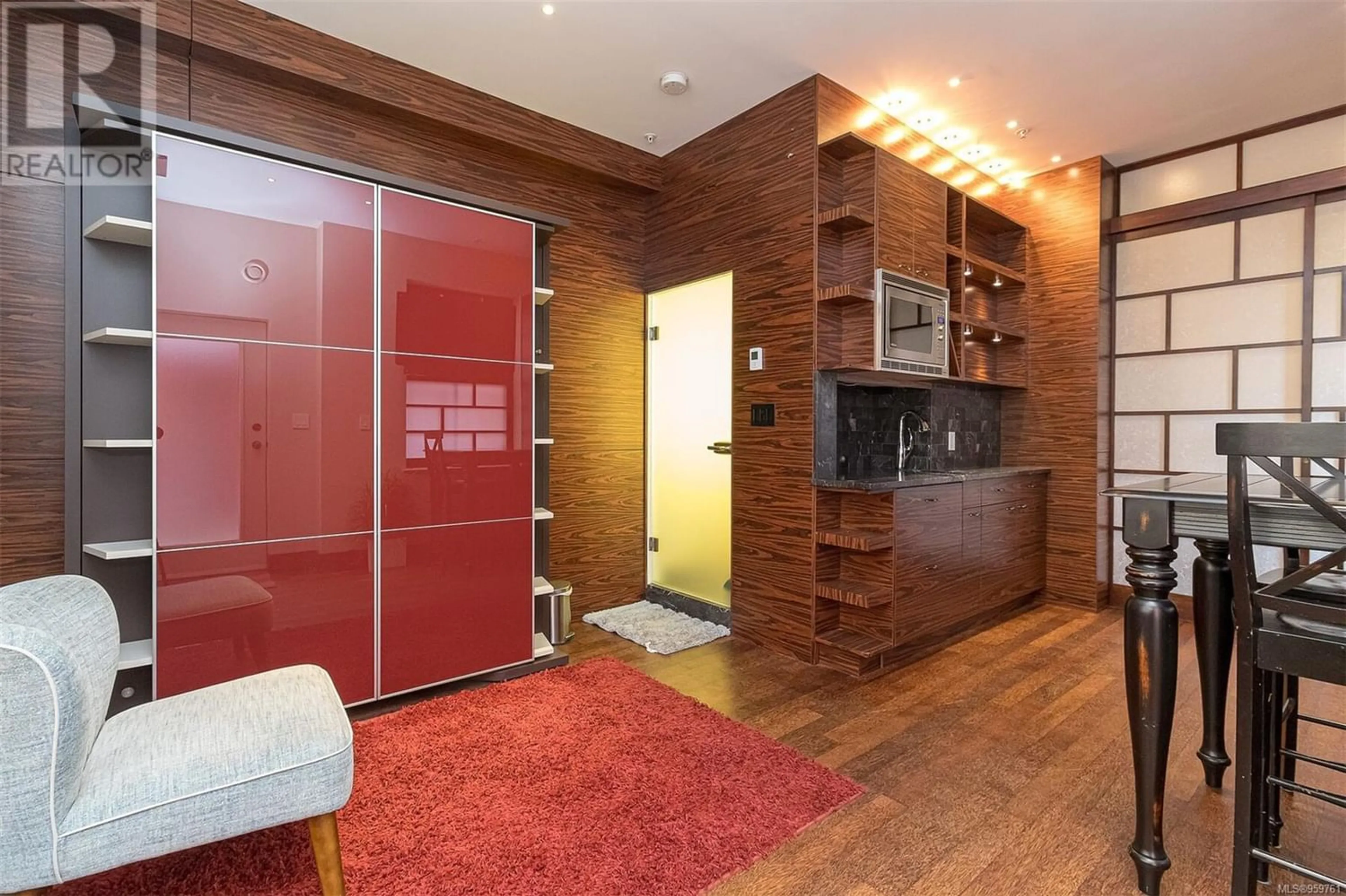 Indoor foyer for 9 532 Fisgard St, Victoria British Columbia V8W1R4