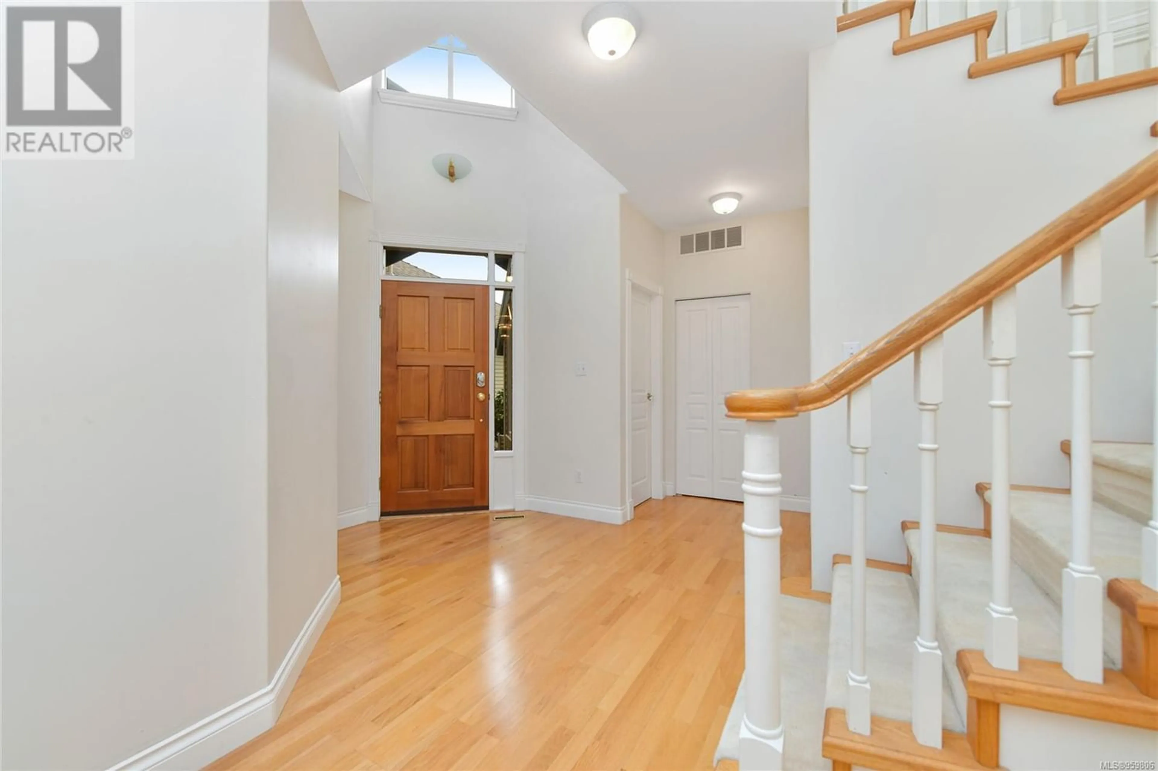 Indoor foyer for 5 520 Marsett Pl, Saanich British Columbia V8Z7J1