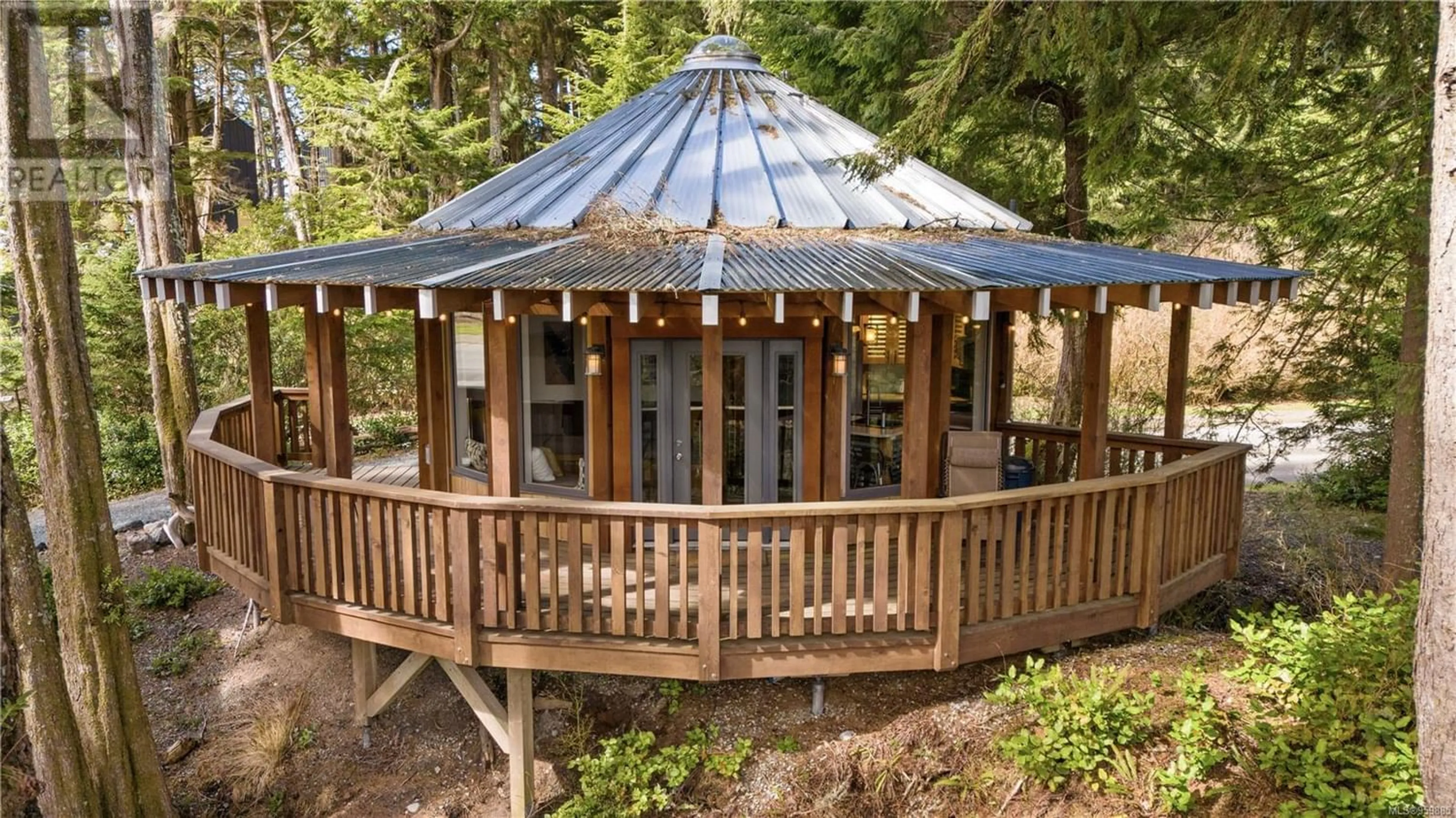 Patio for 1015 Peninsula Rd, Ucluelet British Columbia V0R3A0