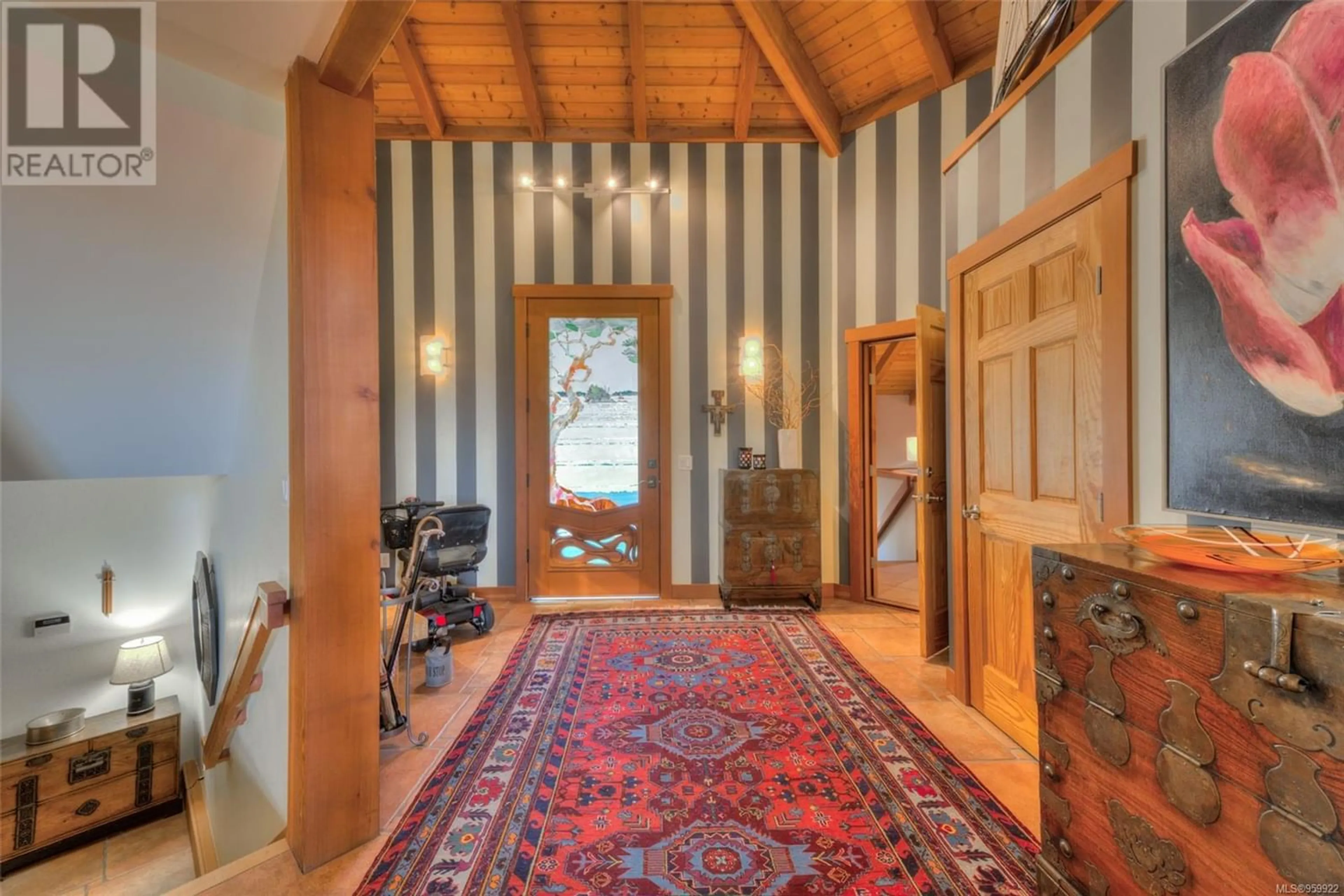 Indoor foyer for 224 Pringle Farm Rd, Salt Spring British Columbia V8K2Y2