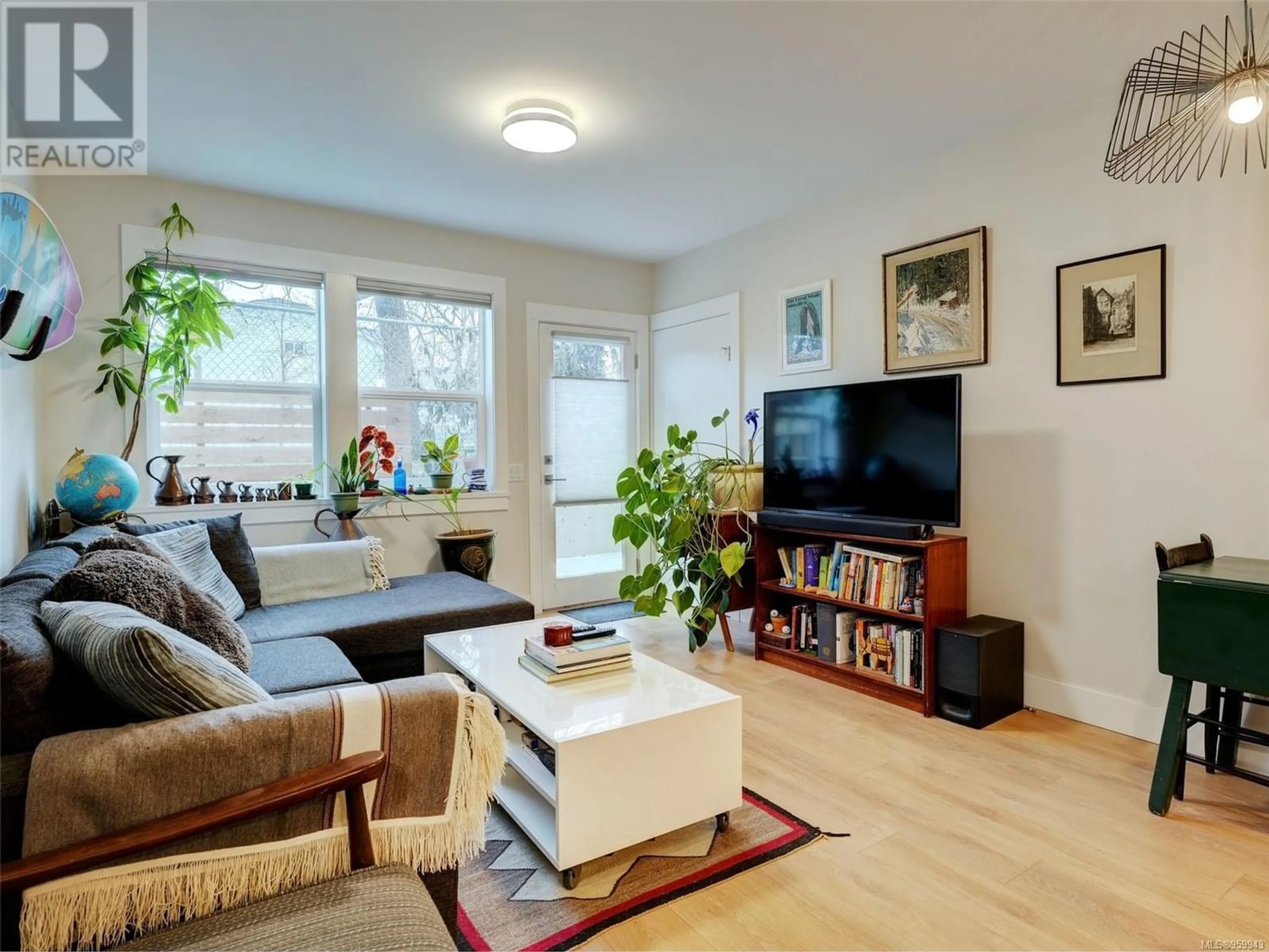 Living room for 1 1146 Caledonia Ave, Victoria British Columbia V8T1G1