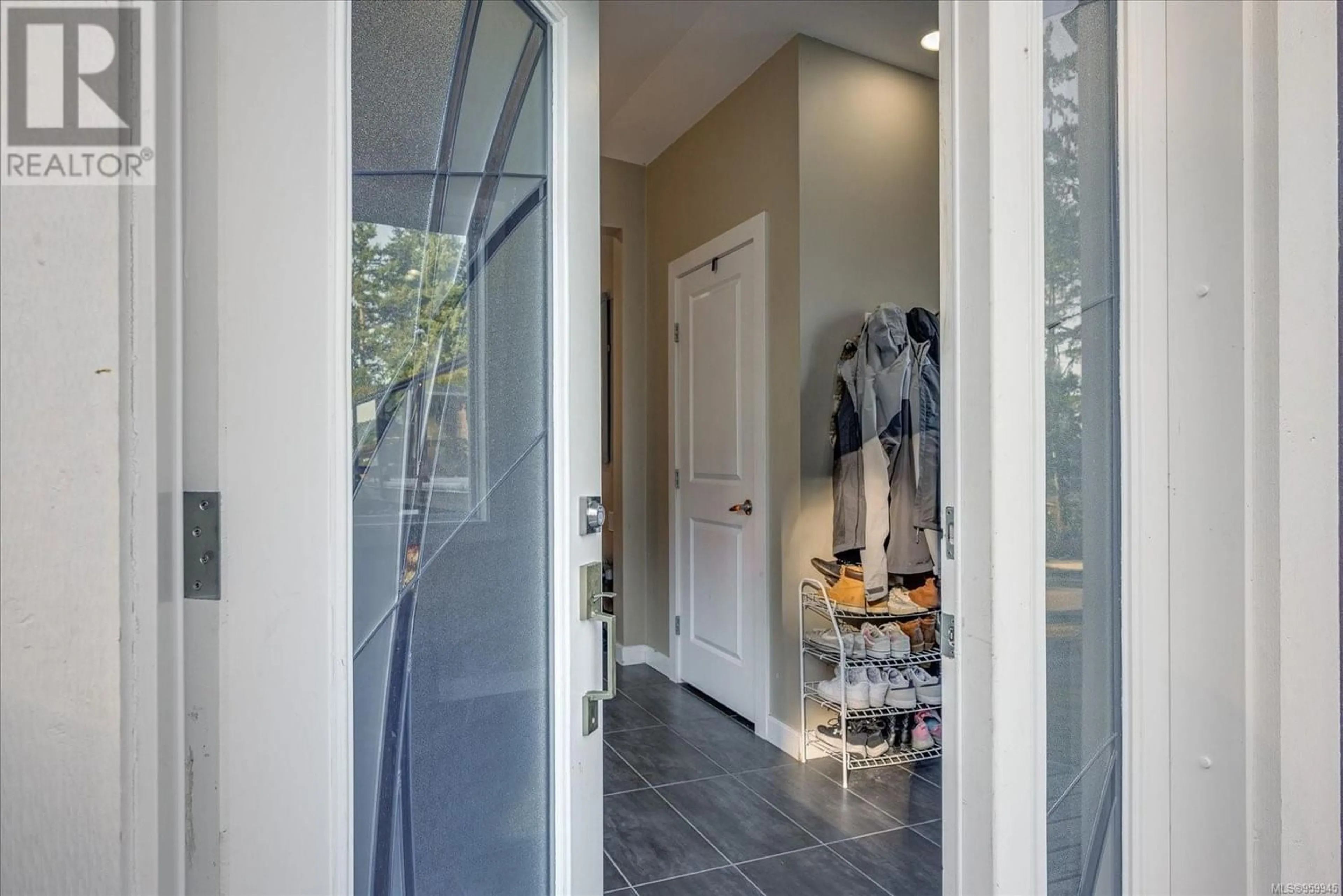 Indoor entryway for 2411 Lynburn Cres, Nanaimo British Columbia V9S3T3