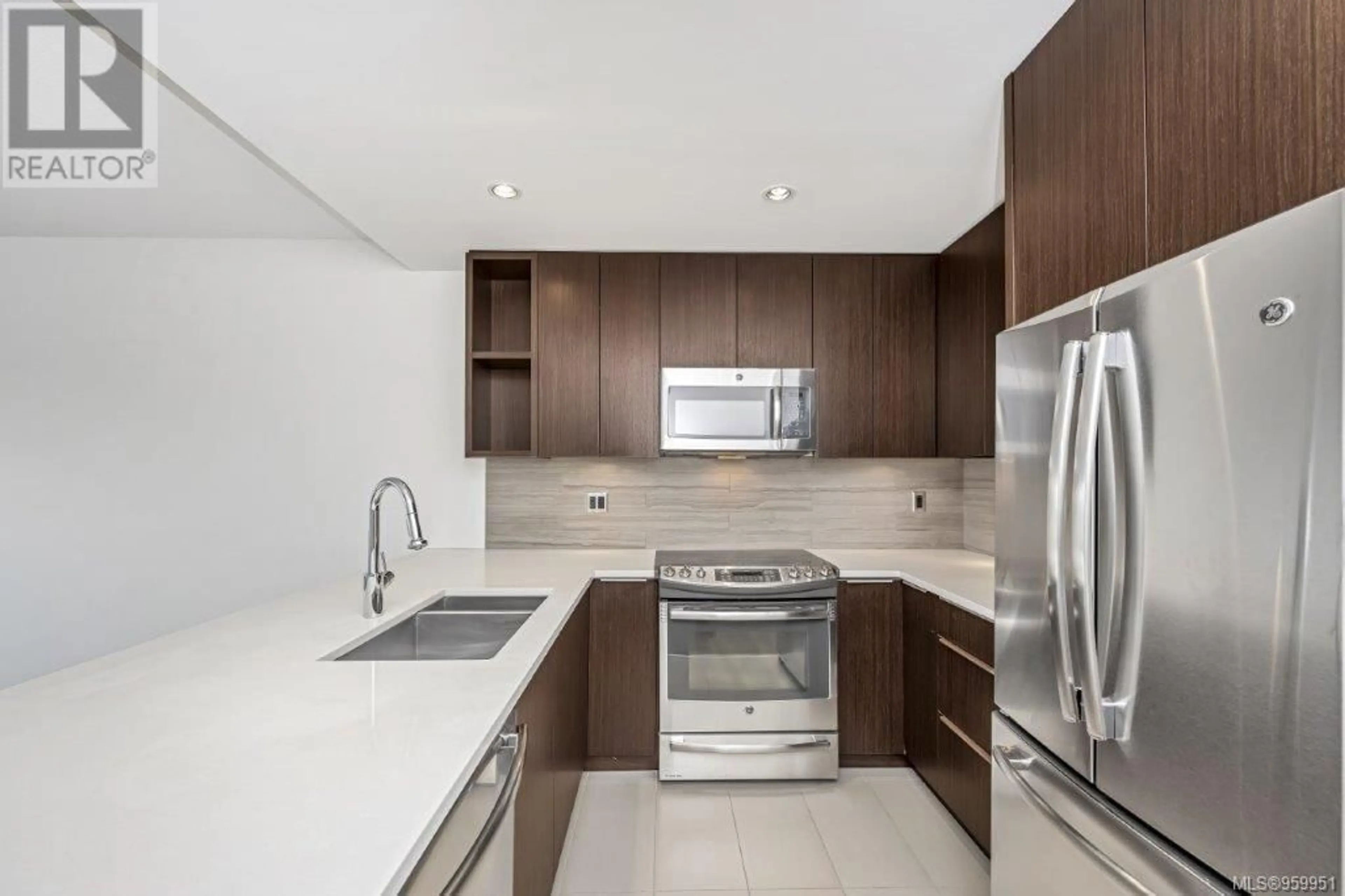 Standard kitchen for 303 640 Michigan St, Victoria British Columbia V8V1S9