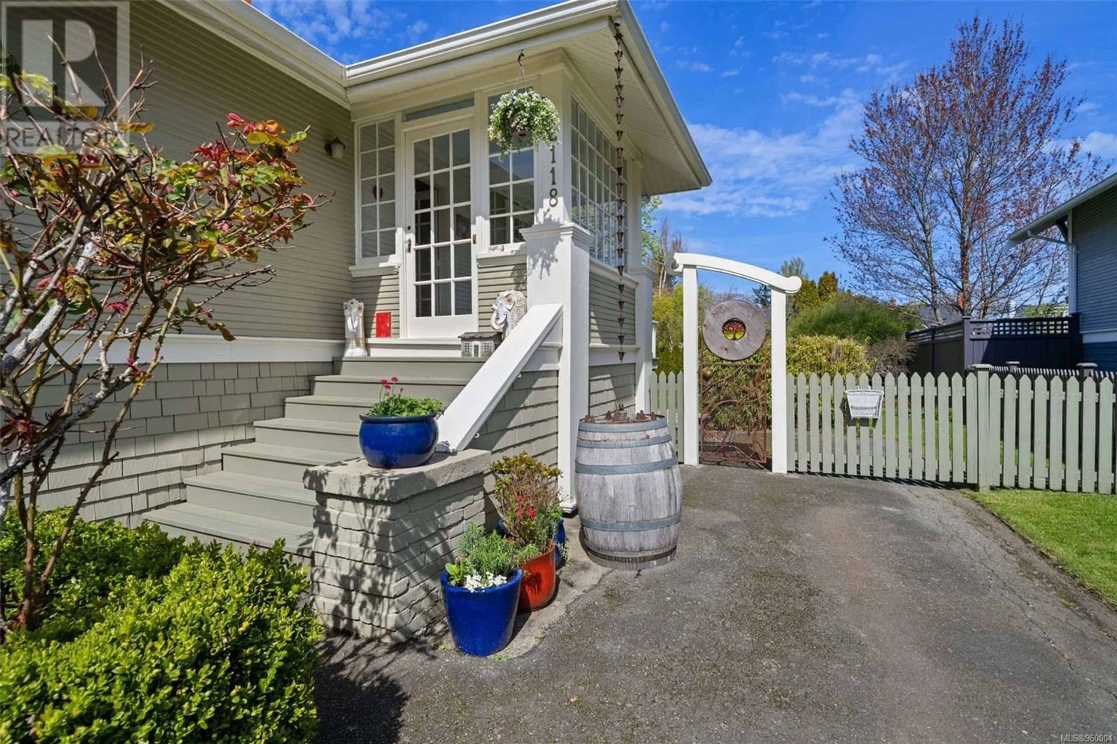 Patio for 2118 Pentland Rd, Oak Bay British Columbia V8S2W4