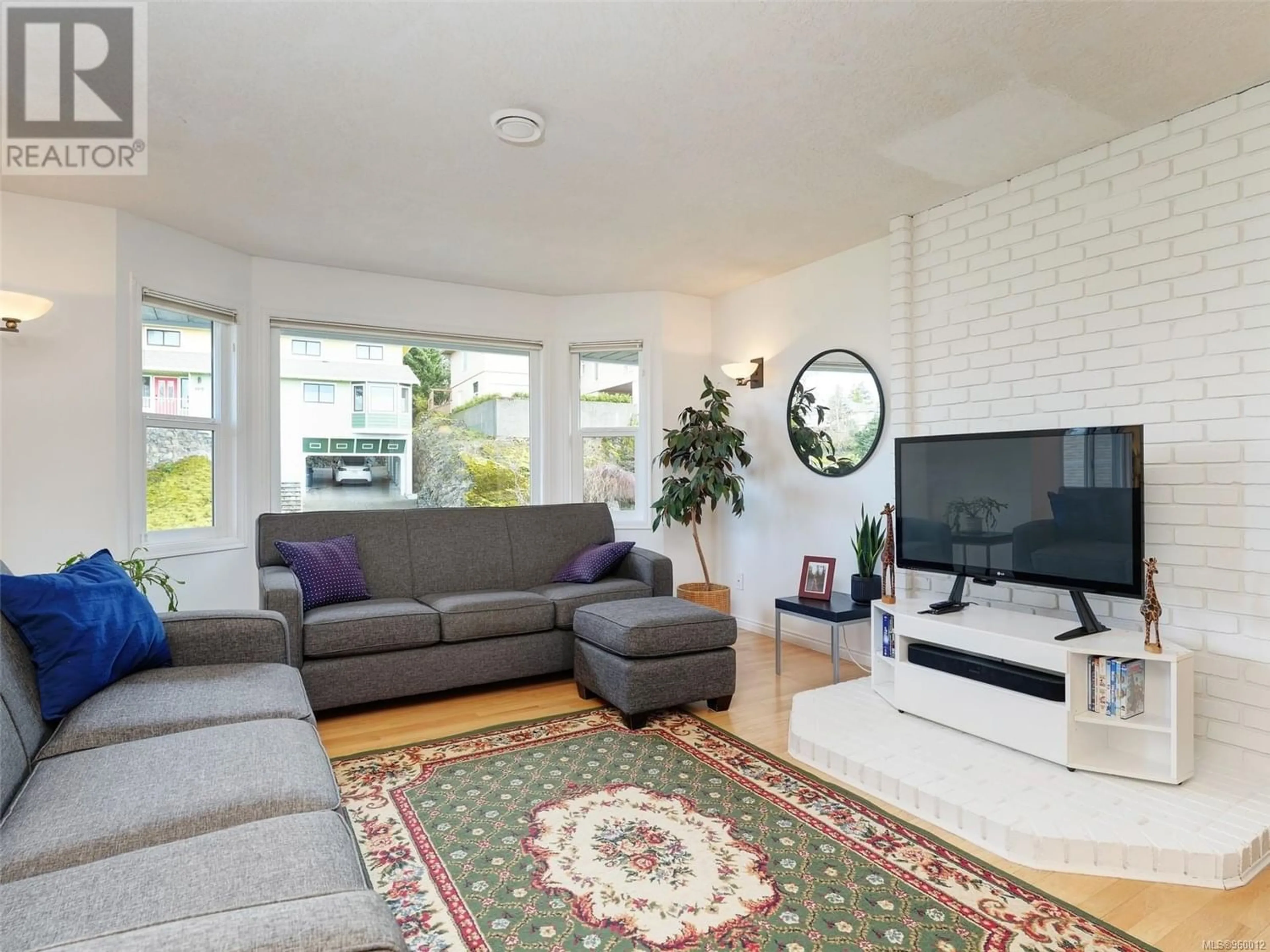 Living room for 3916 Lianne Pl, Saanich British Columbia V8Z7H1