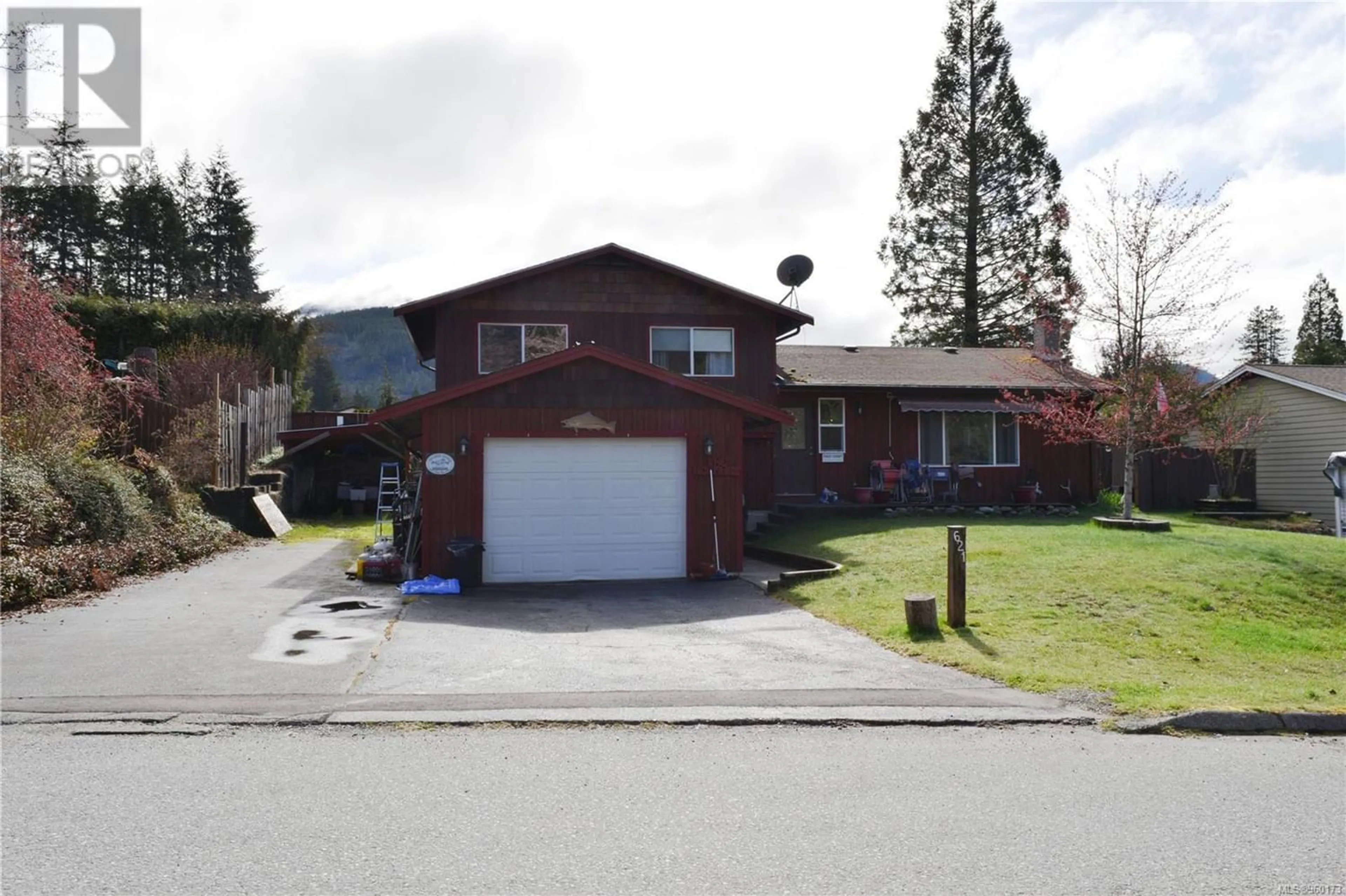 Frontside or backside of a home for 621 Dogwood Dr, Gold River British Columbia V0P1G0