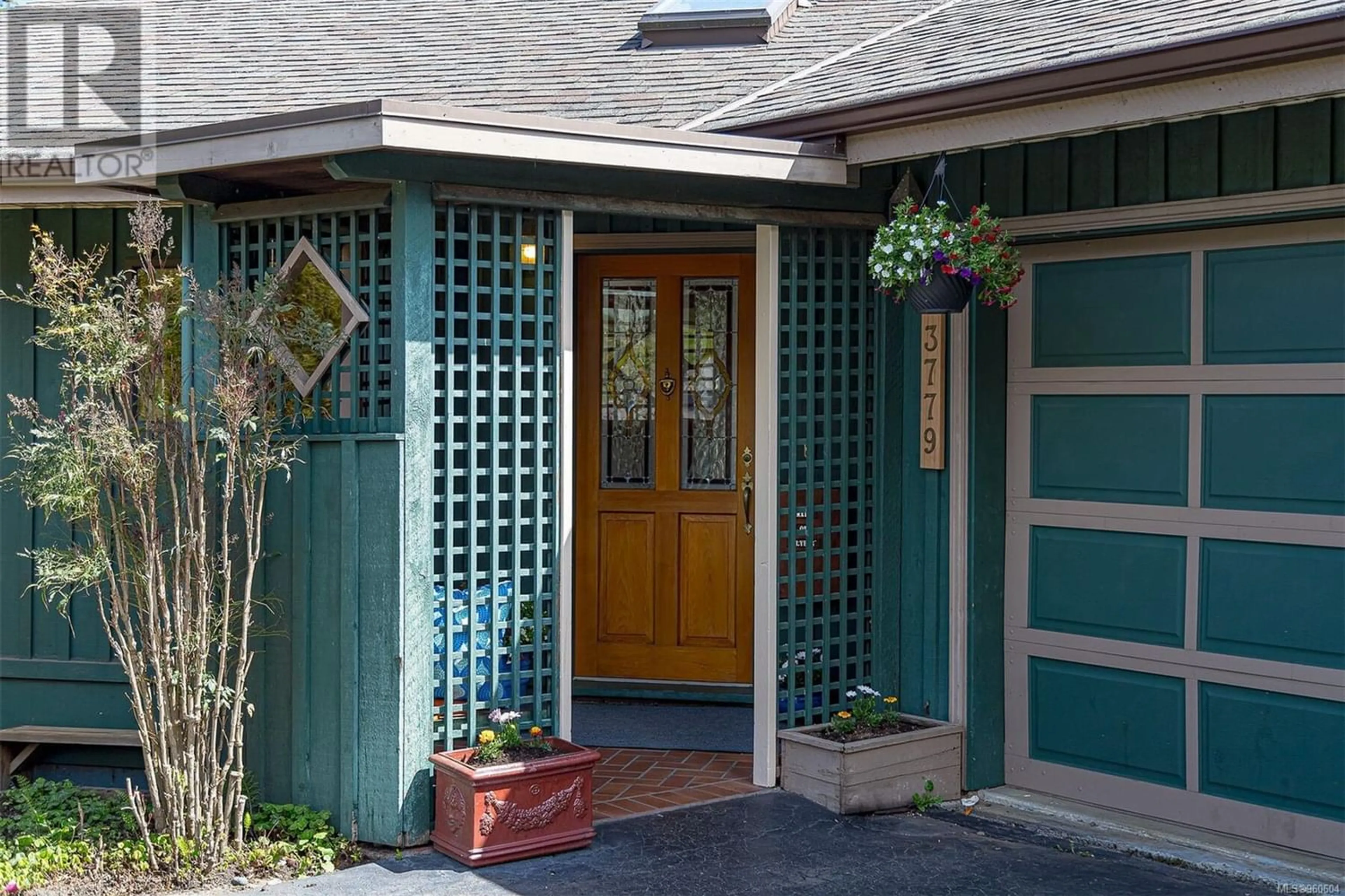 Indoor entryway for 3779 Mystic Lane, Saanich British Columbia V8P5E7