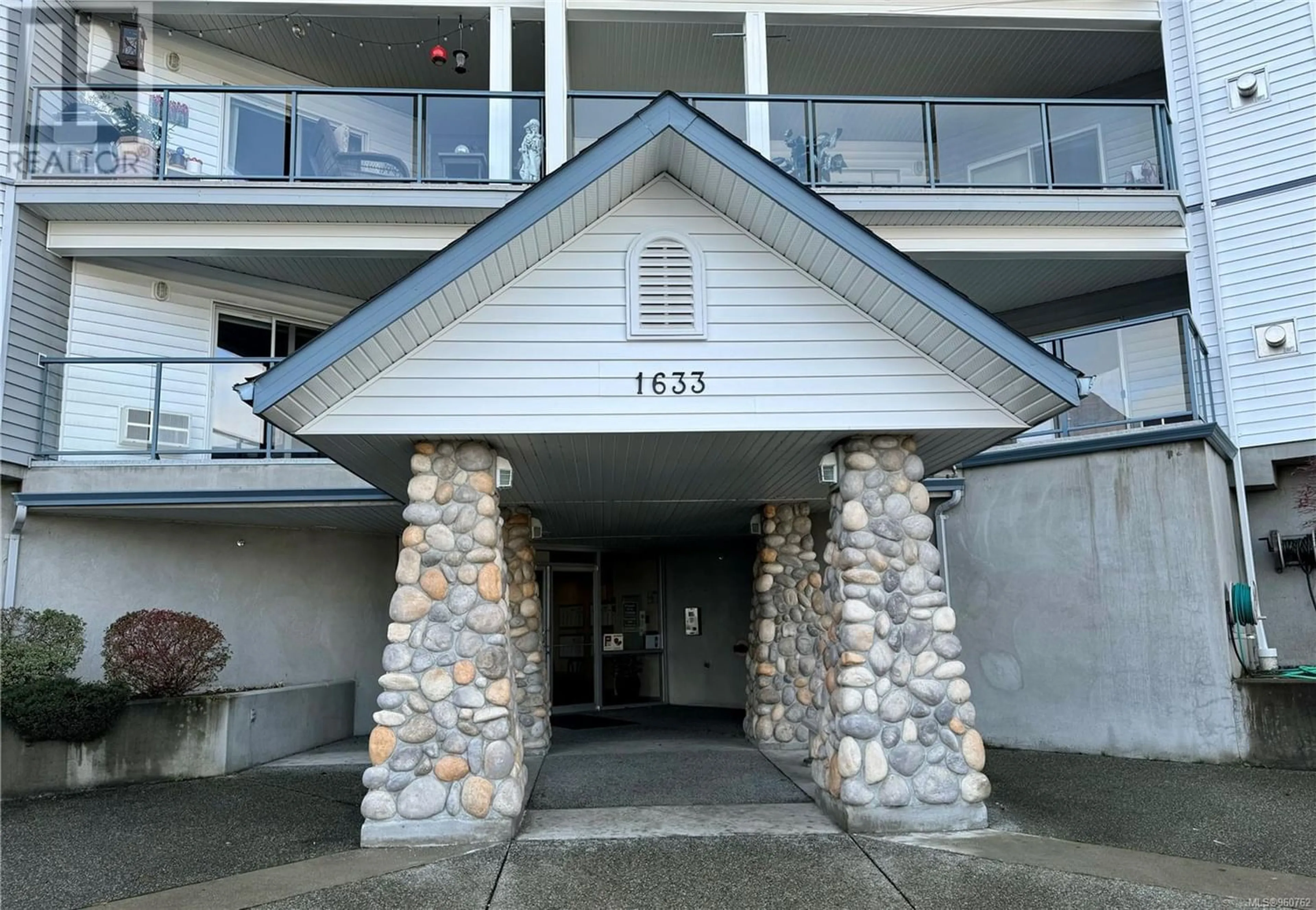 A pic from exterior of the house or condo for 104 1633 Dufferin Cres, Nanaimo British Columbia V9S5T4
