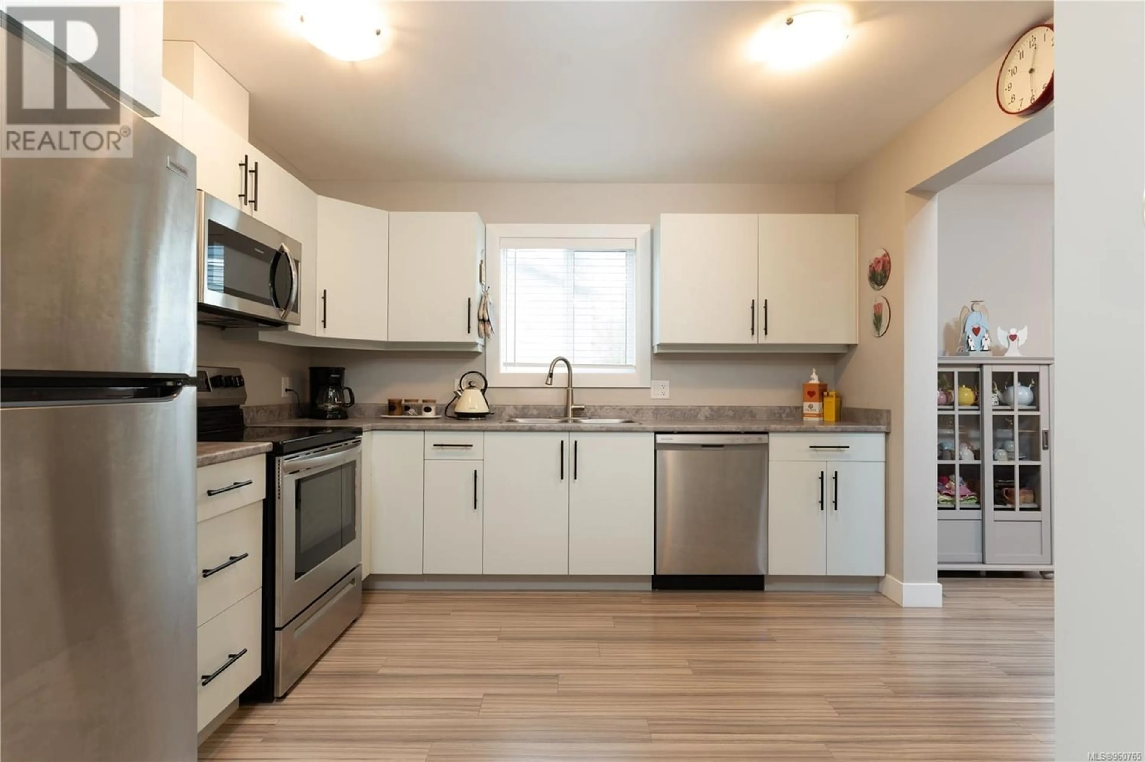 Standard kitchen for 11 6790 Grant Rd W, Sooke British Columbia V9Z0L7