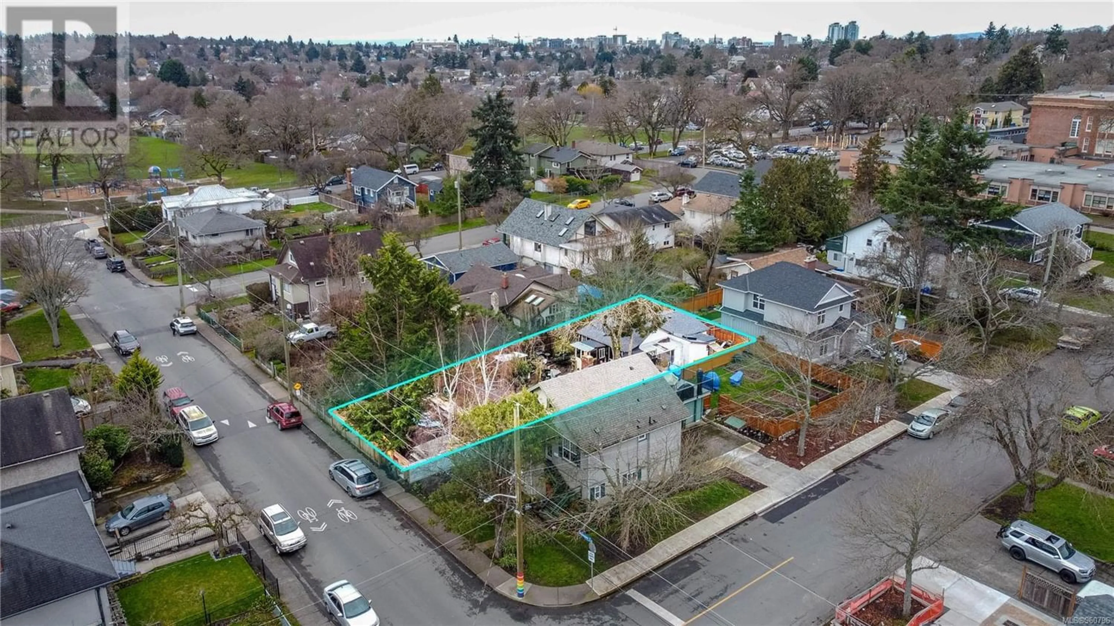 Fenced yard for 2832 Shakespeare St, Victoria British Columbia V8P1H1