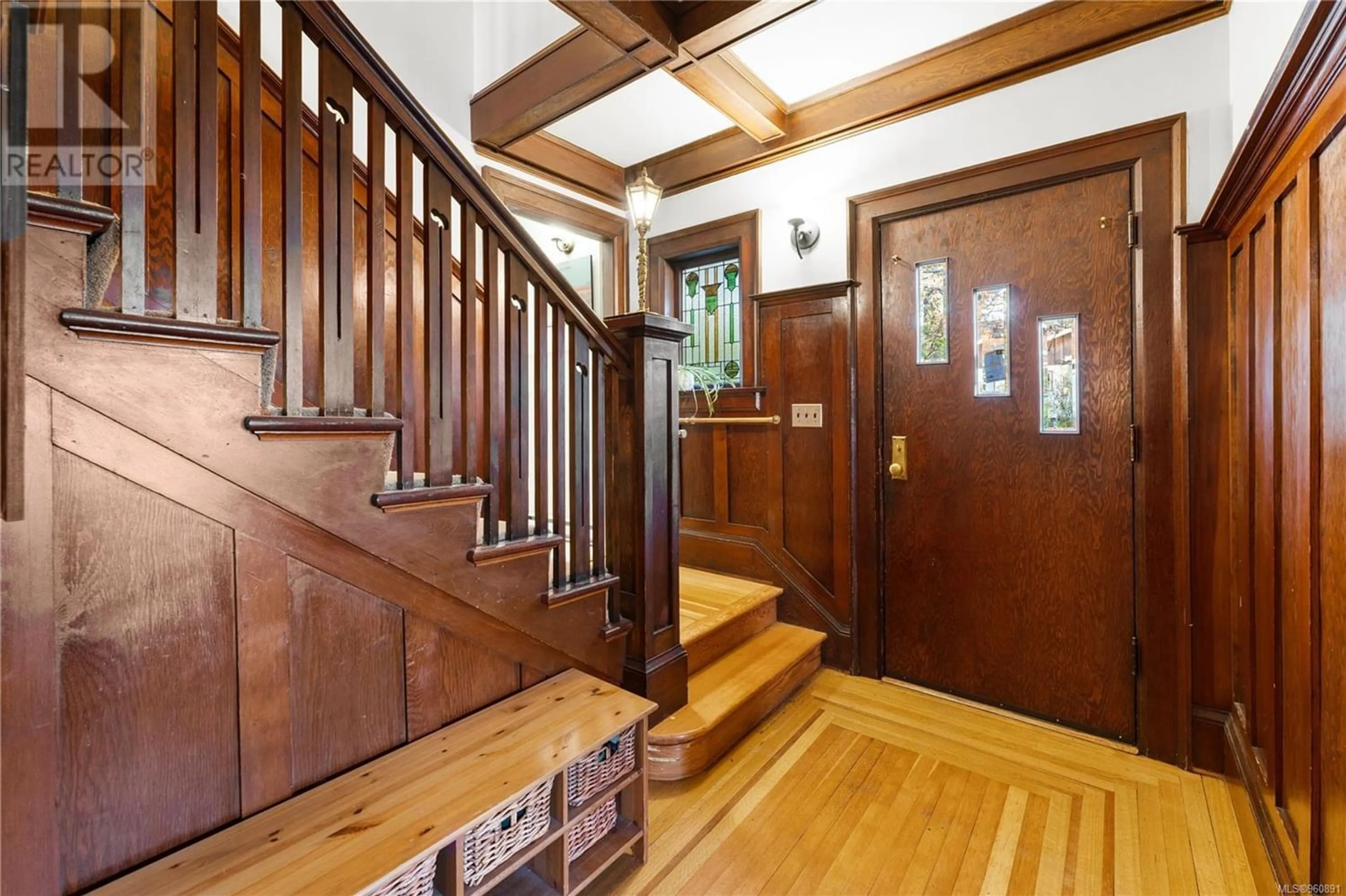 Indoor foyer for 1290 Topaz Ave, Victoria British Columbia V8T2N1