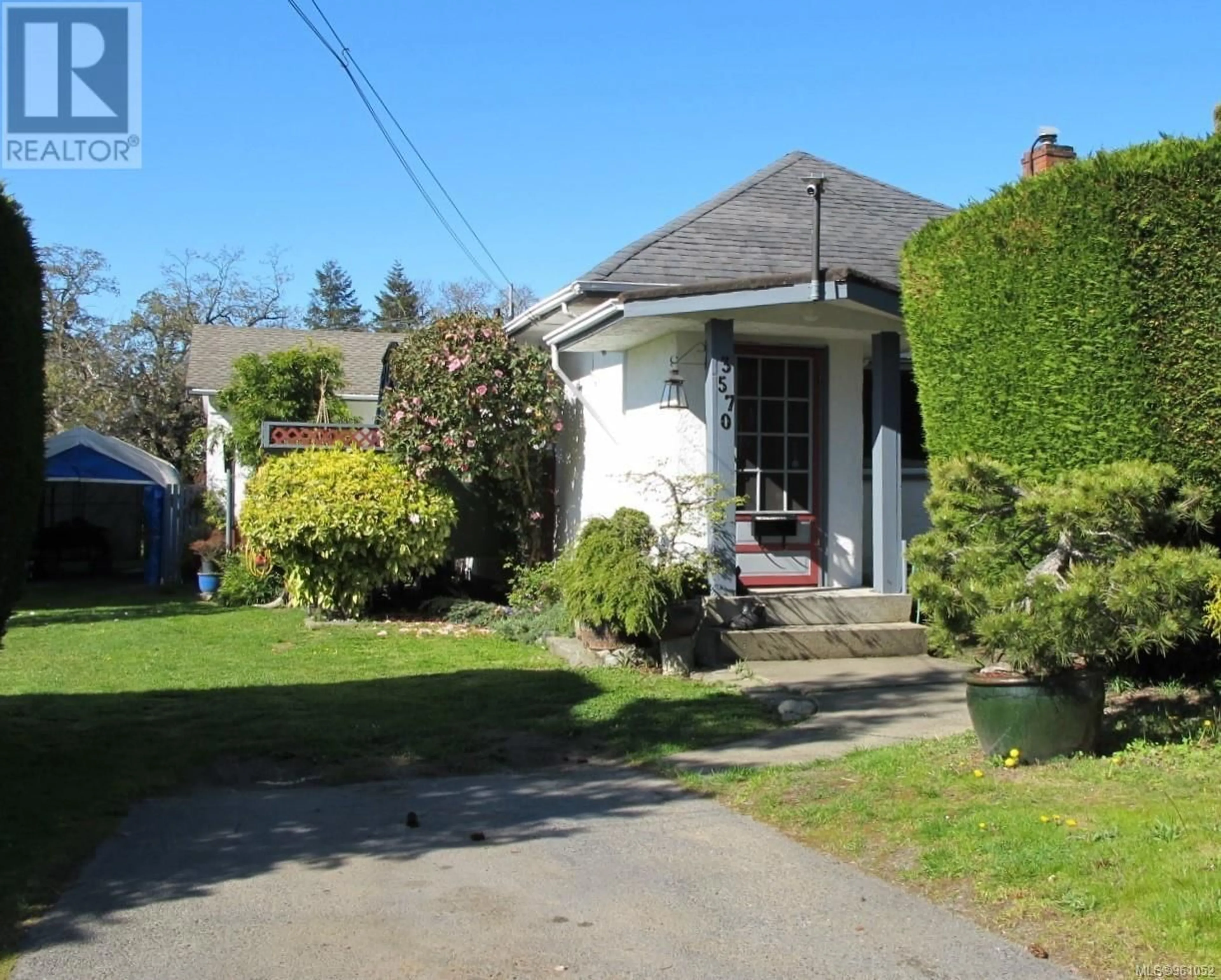 Frontside or backside of a home for 3570 Calumet Ave, Saanich British Columbia V8X1V5