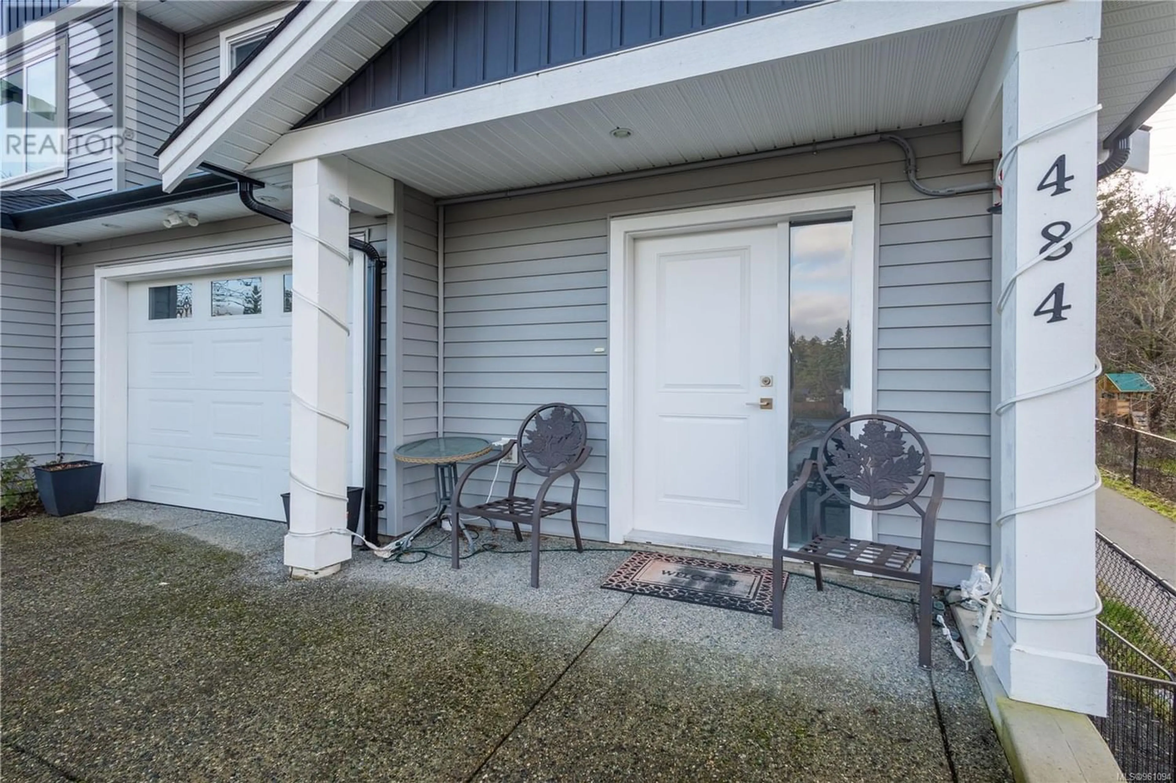 Patio for 484 10th St, Nanaimo British Columbia V9R7E2