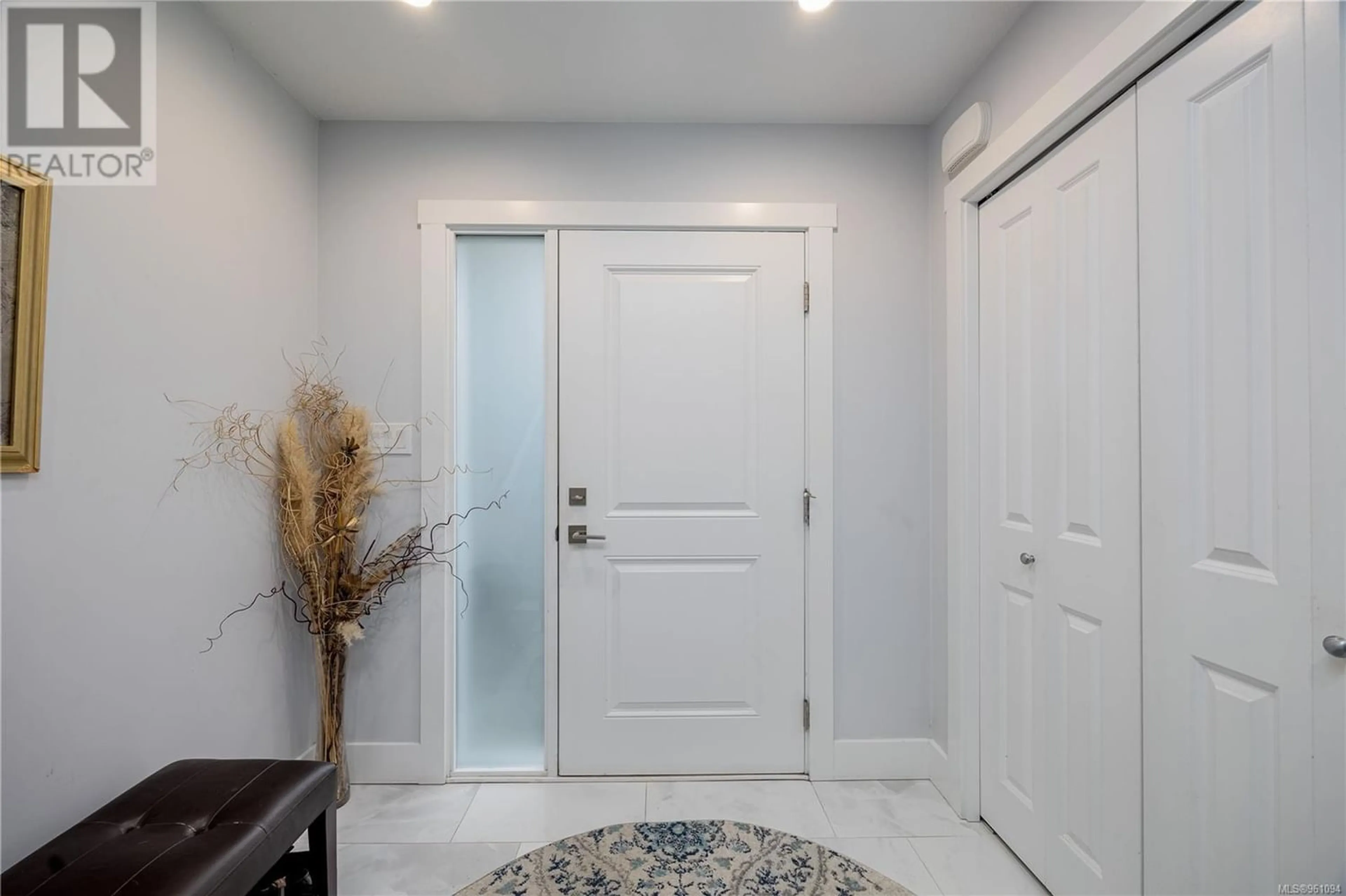 Indoor entryway for 484 10th St, Nanaimo British Columbia V9R7E2