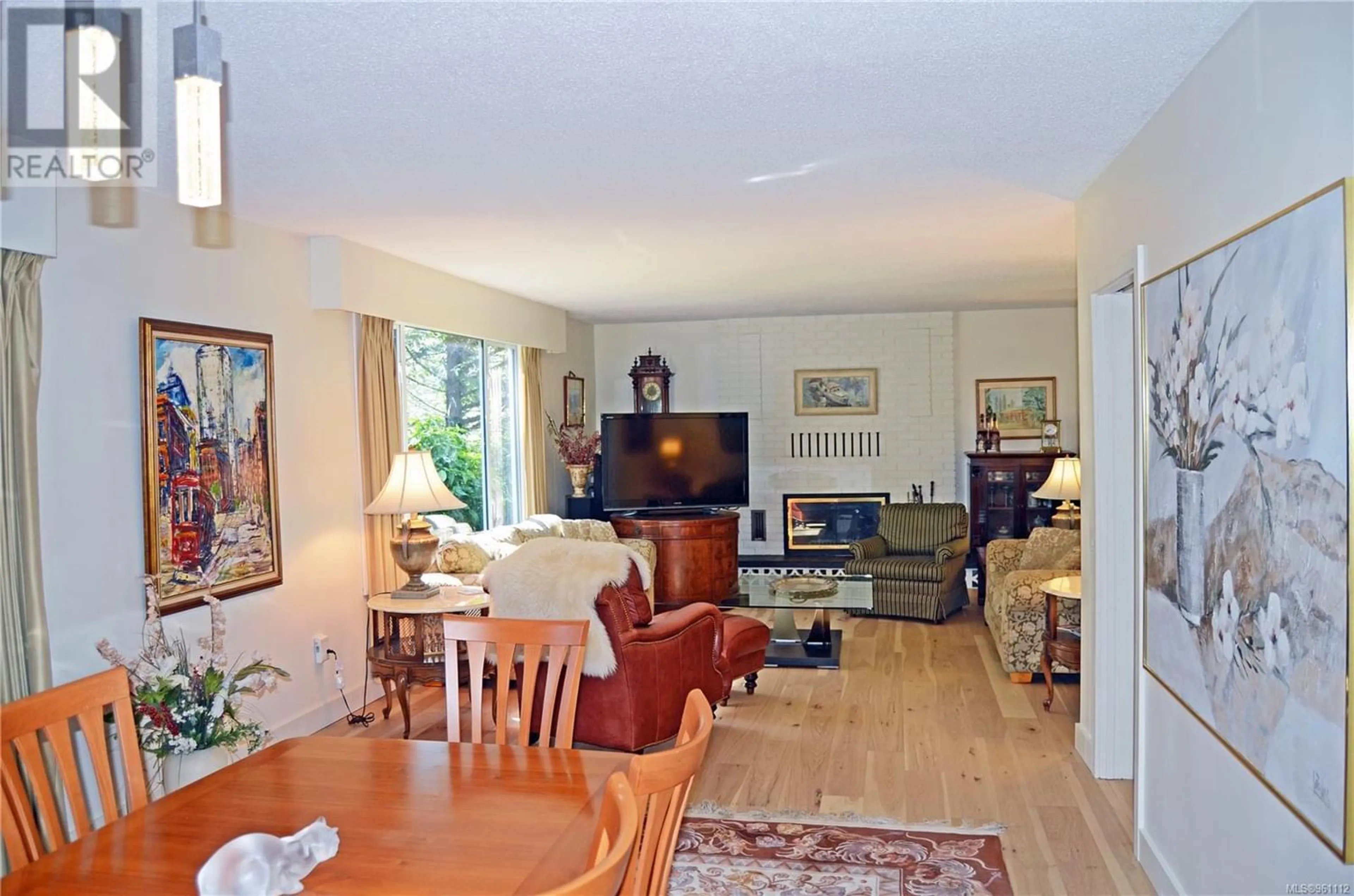 Living room for 1842 DUNNETT Cres, Saanich British Columbia V8N2P5