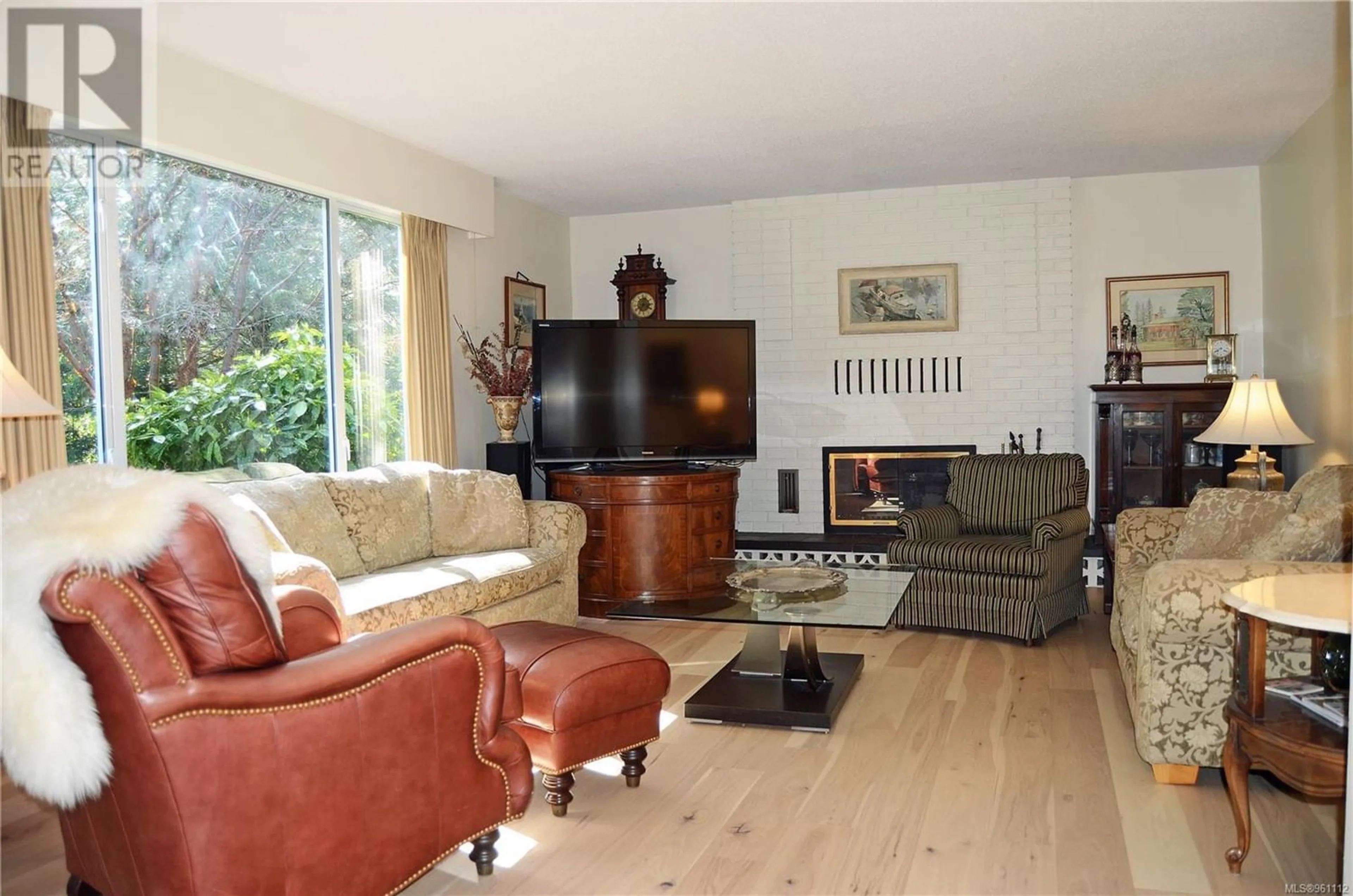 Living room for 1842 DUNNETT Cres, Saanich British Columbia V8N2P5